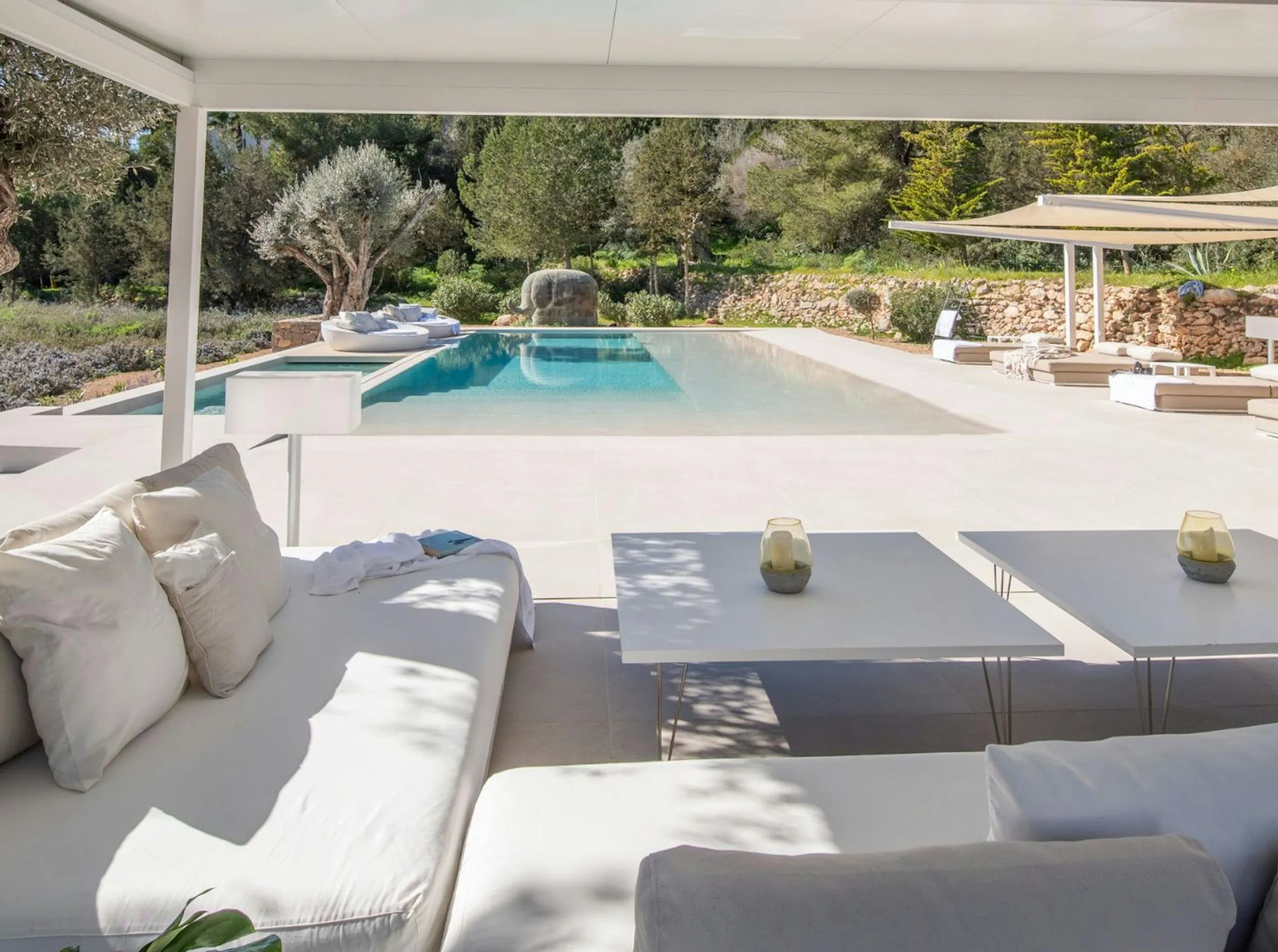 Captivating Spanish Estate in Ibiza with Private Pool and Fitness Room — photograph 4