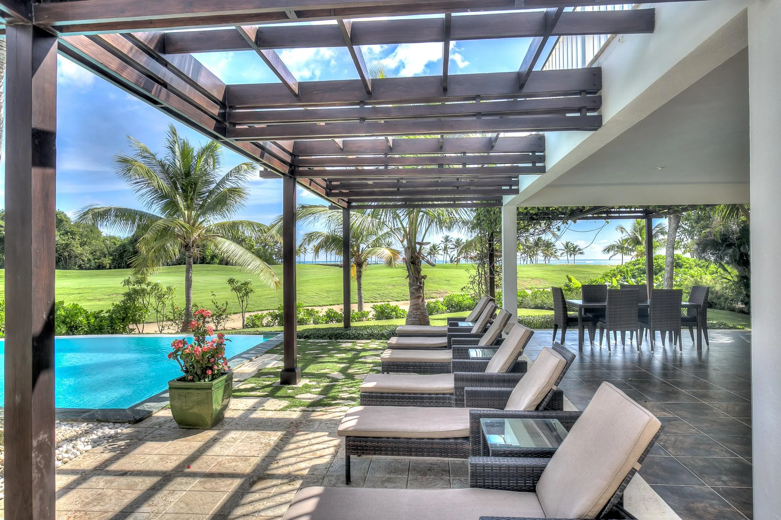 Stunning 13 Bedroom Estate with Private Pool, Garden and Golf Course Views — photograph 4