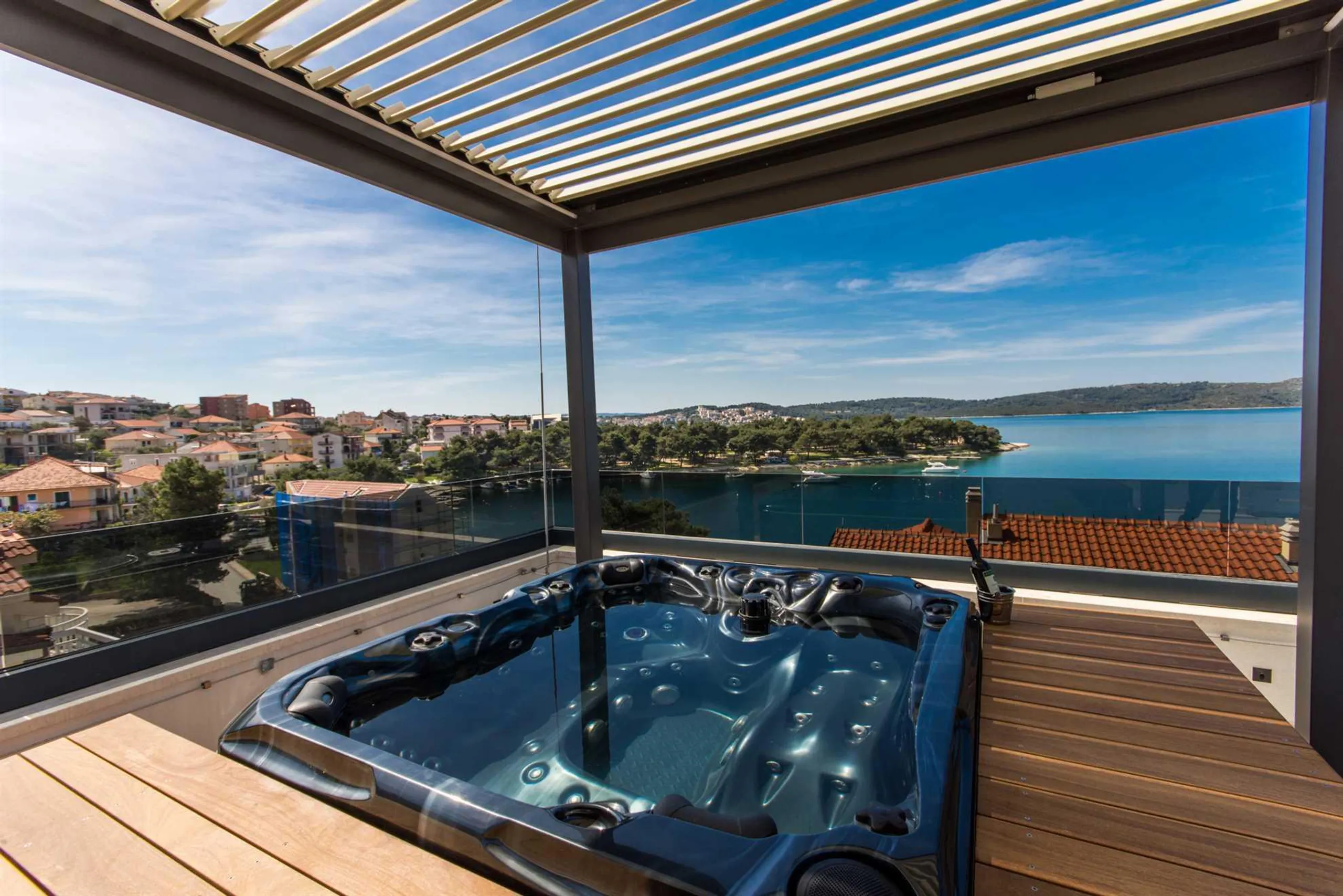 Spacious Villa with Rooftop Terrace and Jacuzzi in Trogir — photograph 5