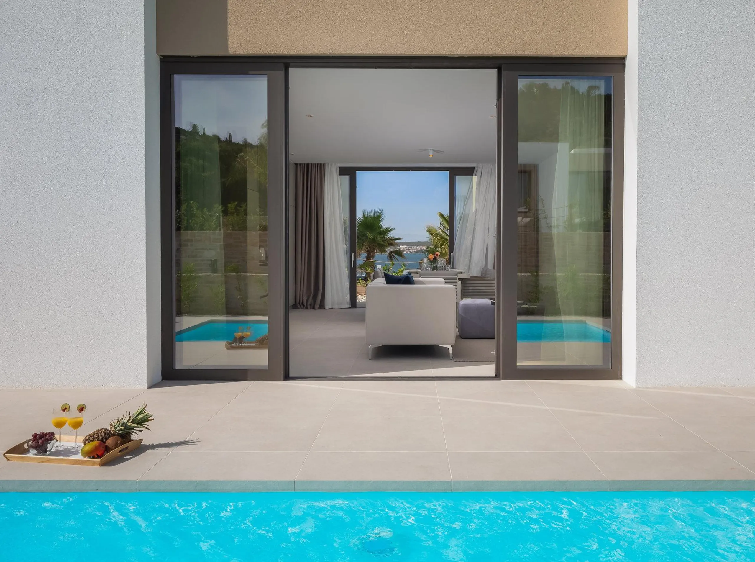 Gleaming Modern Villa with Pool and Sea Views — photograph 3