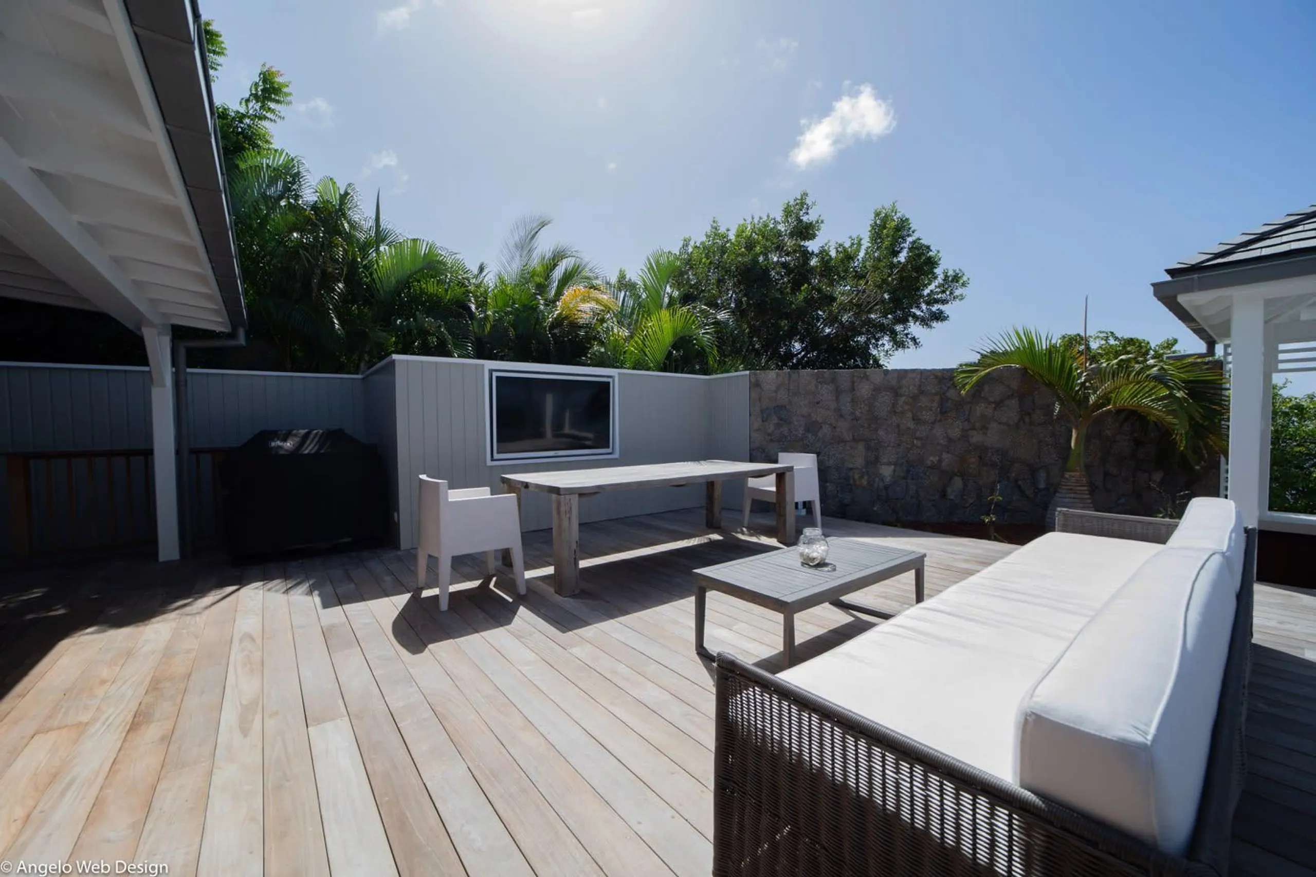 Chic Five-Bedroom Retreat with Infinity Pool, Jacuzzi, and Ocean Views — photograph 4