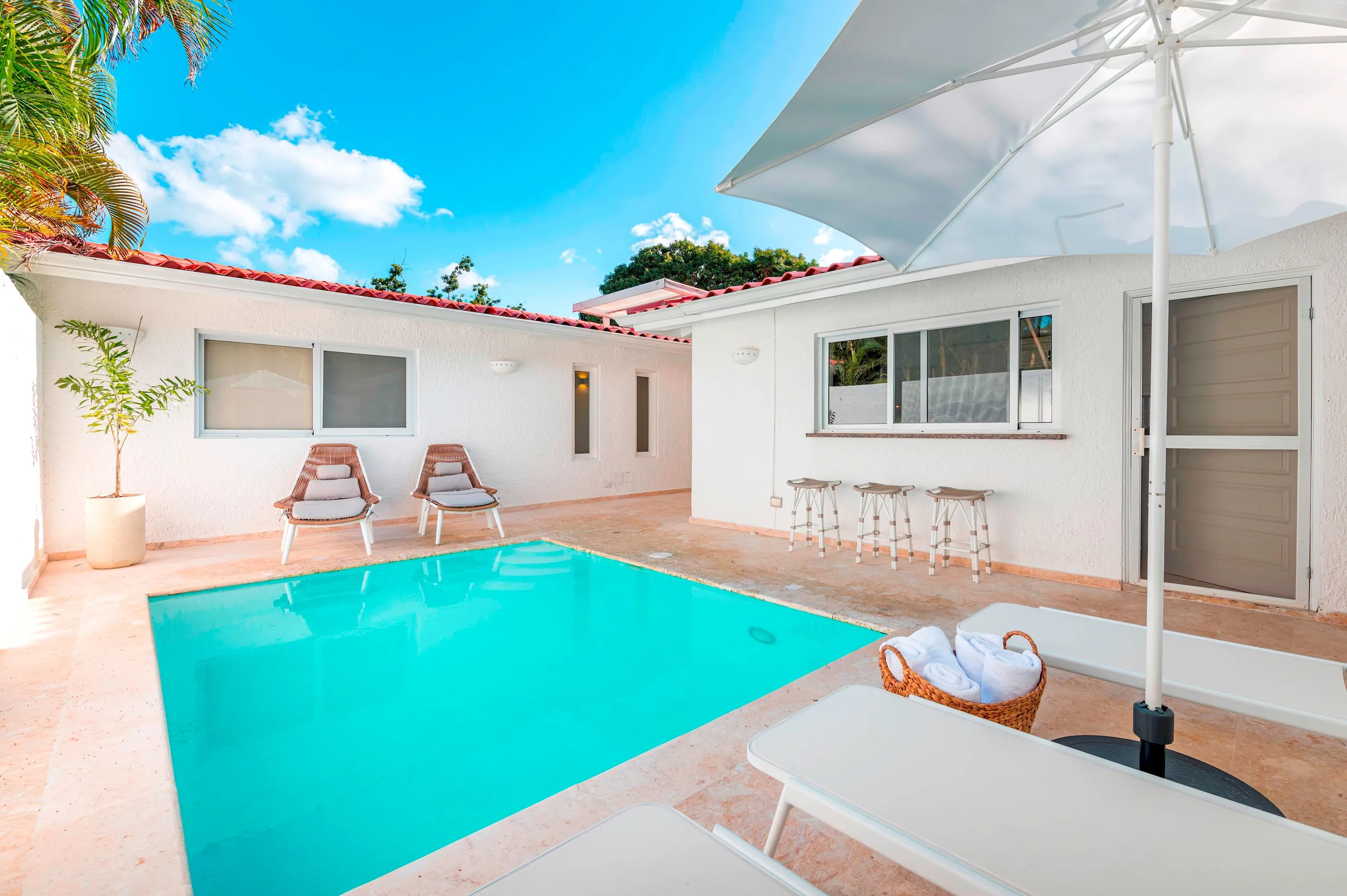 Serene Luxury Retreat with Crystal Pool, La Romana