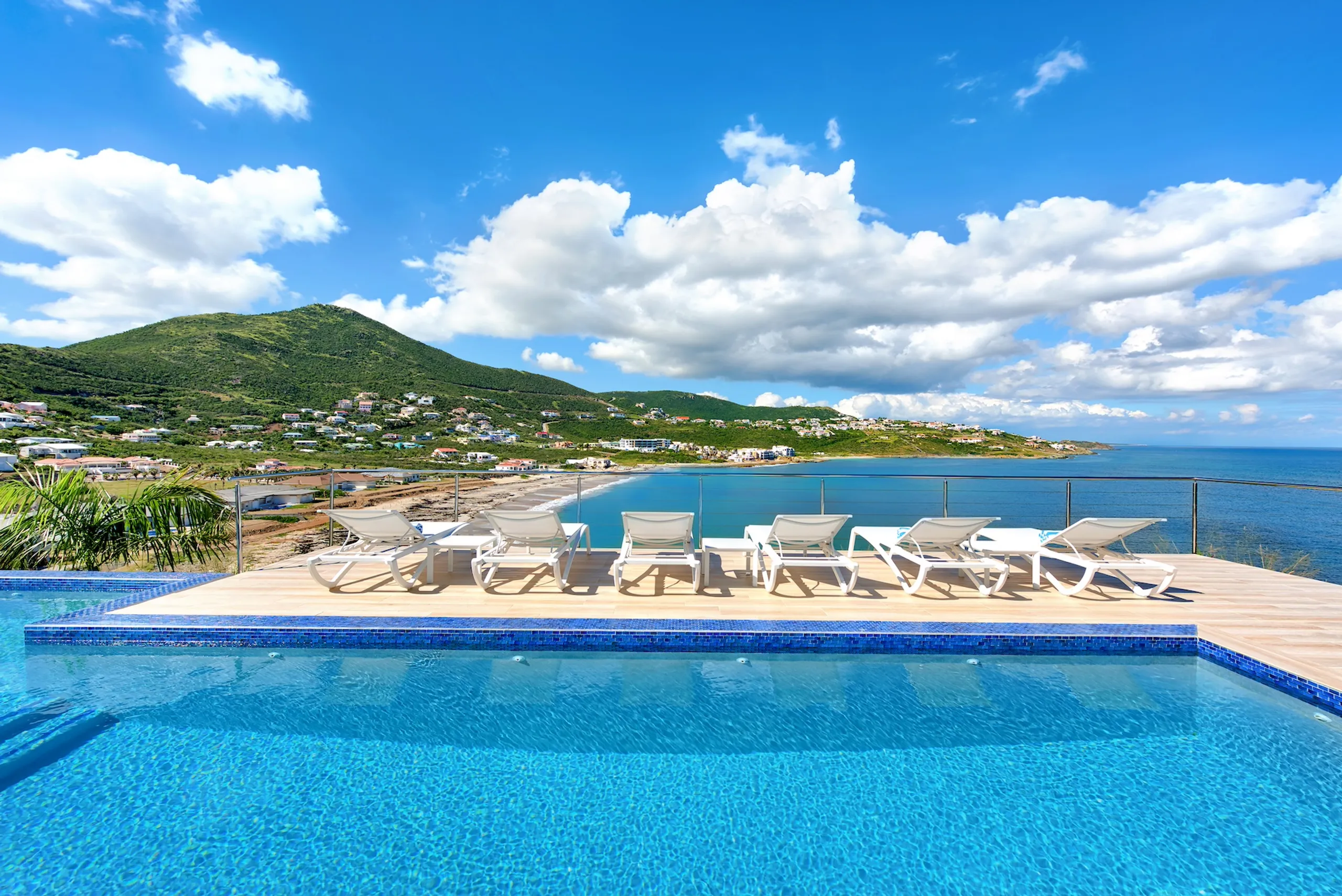 Refined Oceanfront Villa with Gorgeous Pool and Stunning Views — photograph 8