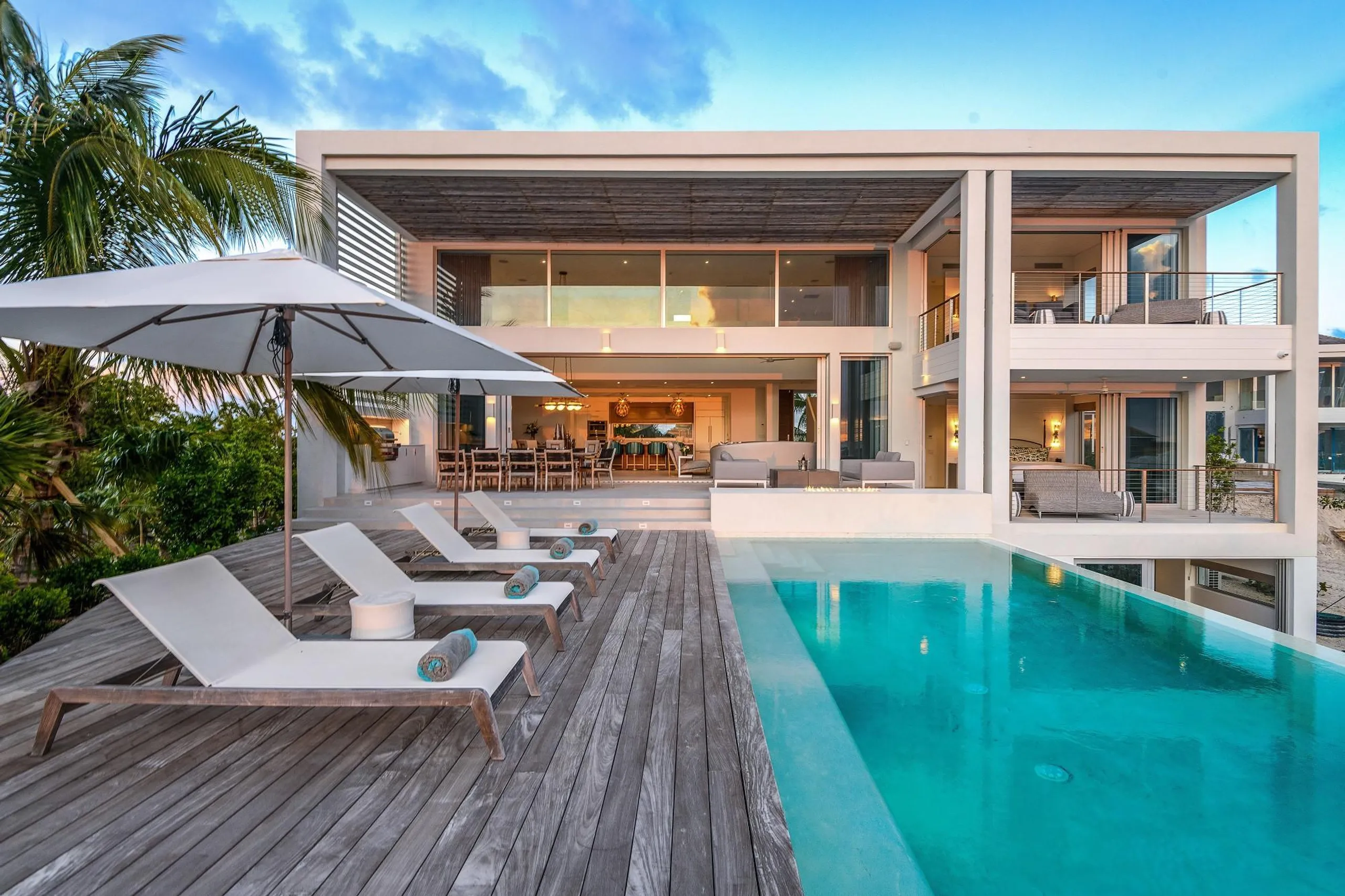 Five Star Grace Bay Modern Villa with Private Infinity Pool and Beach Access — photograph 11