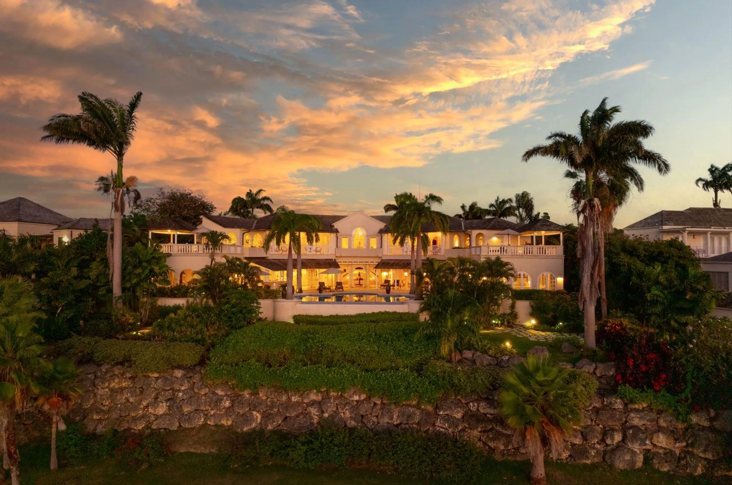 Breathtakingly Beautiful Villa with Wrap-Around Terrace Infinity Pool and Caribbean Sea Views — photograph 3