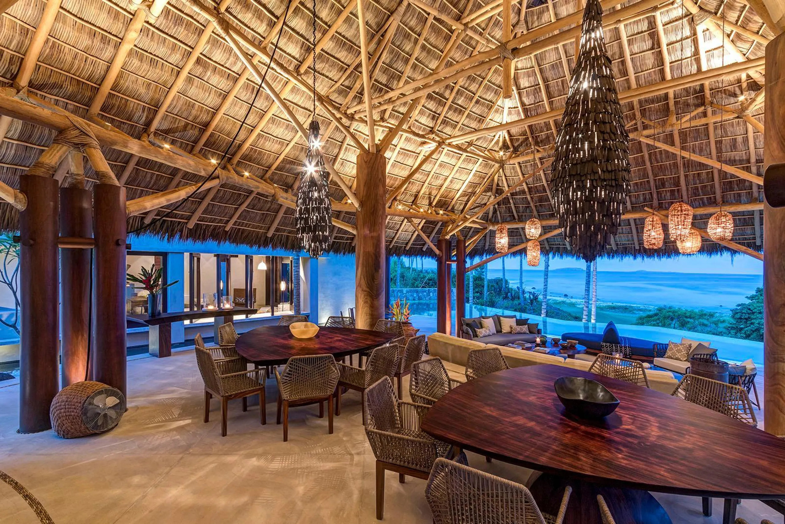 La Punta Grand Beachfront Estate with Infinity Pool and Endless Ocean Views — photograph 10