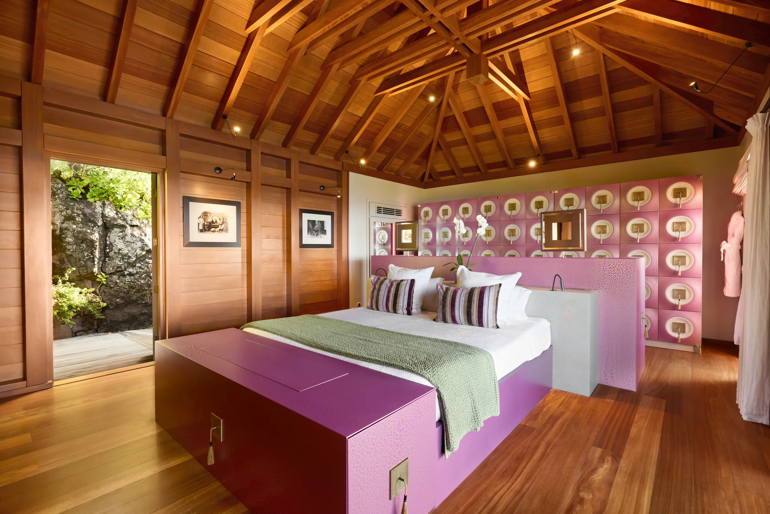 Opulent Marigot Bay Villa with Infinity Pool, Jacuzzi & Private Bungalows — photograph 9
