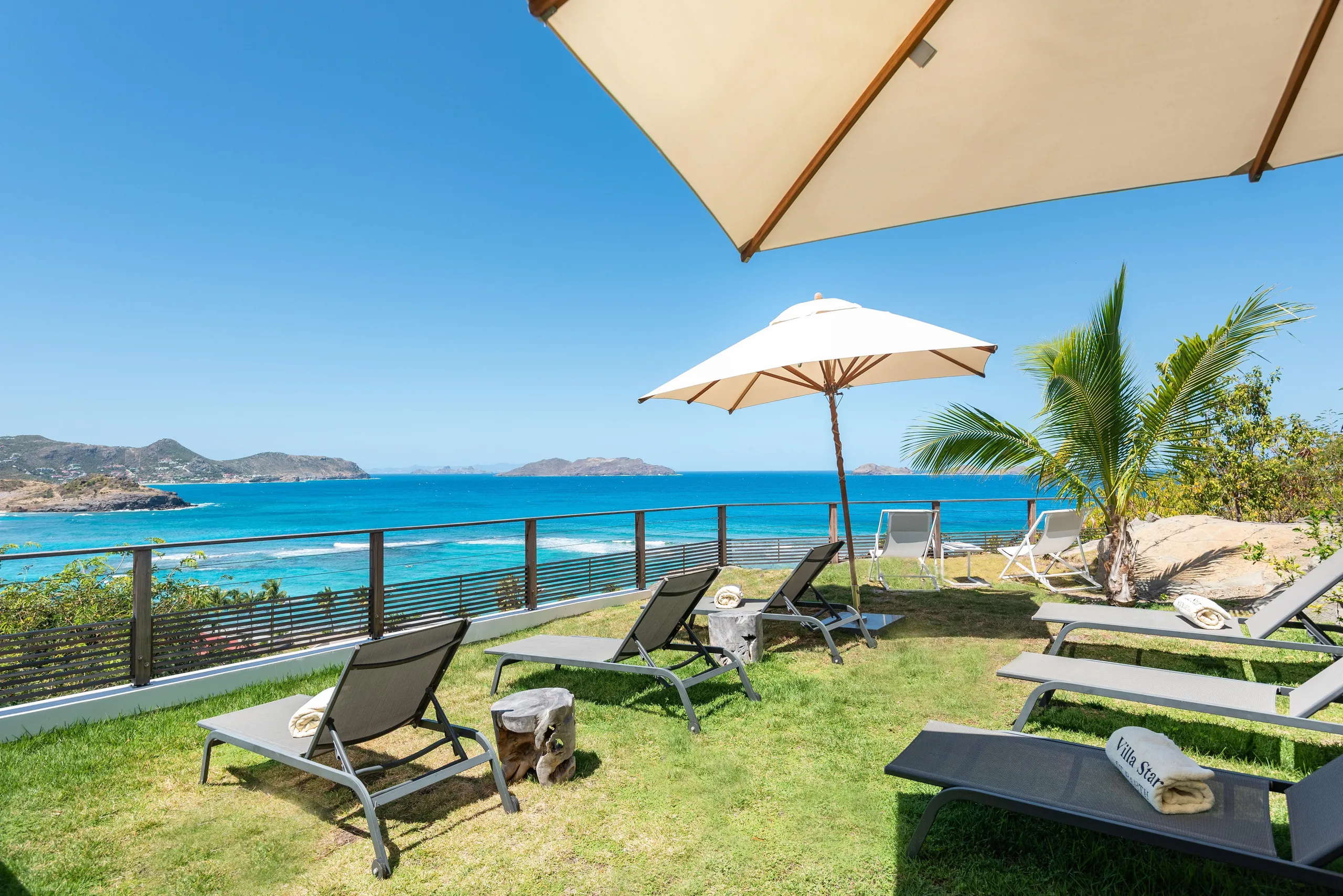Plush Luxury Villa with Private Pool and Backyard Lounge — photograph 4