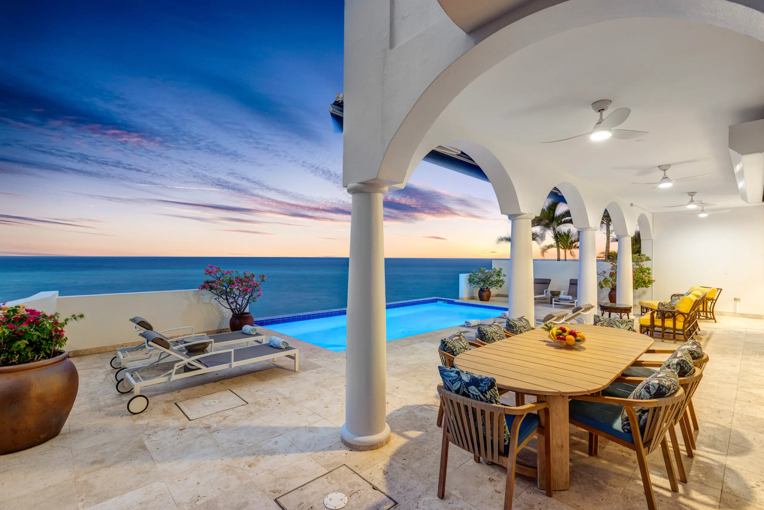 Saint Martin Light-filled Impeccably Designed Villa with Ocean View and Pool — photograph 9
