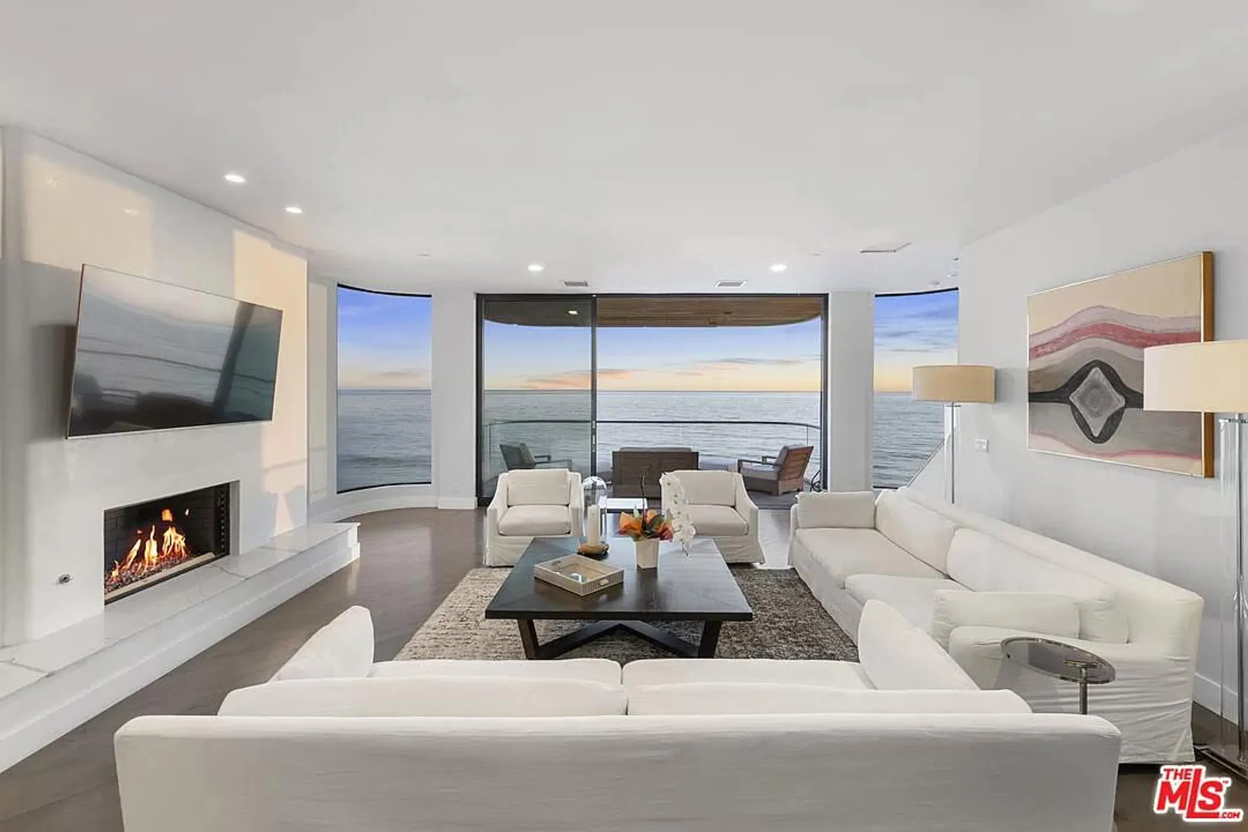 Lavish Malibu Villa with Walks to Beach — photograph 7