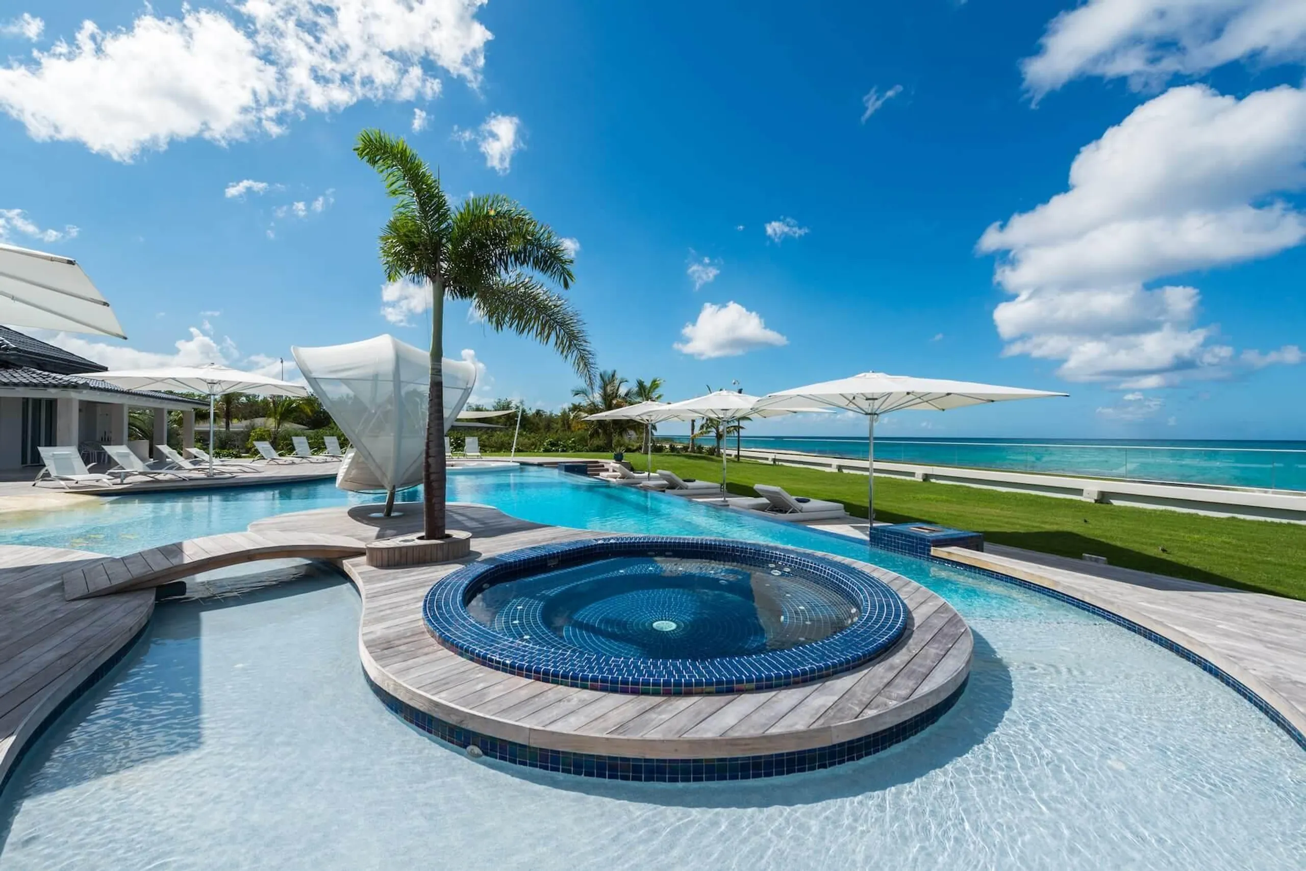 Contemporary Beach Front Villa in Plum Bay with Stunning Views and Amenities — photograph 5