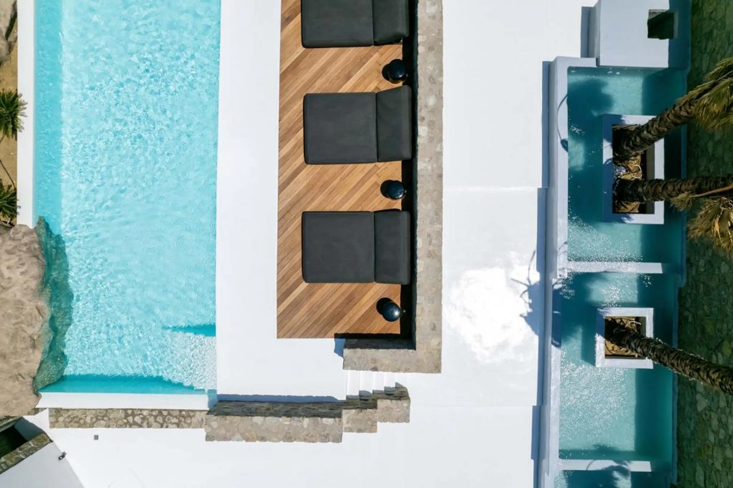 Sumptuous Oasis with Infinity Pool and Panoramic Mountain Views — photograph 3