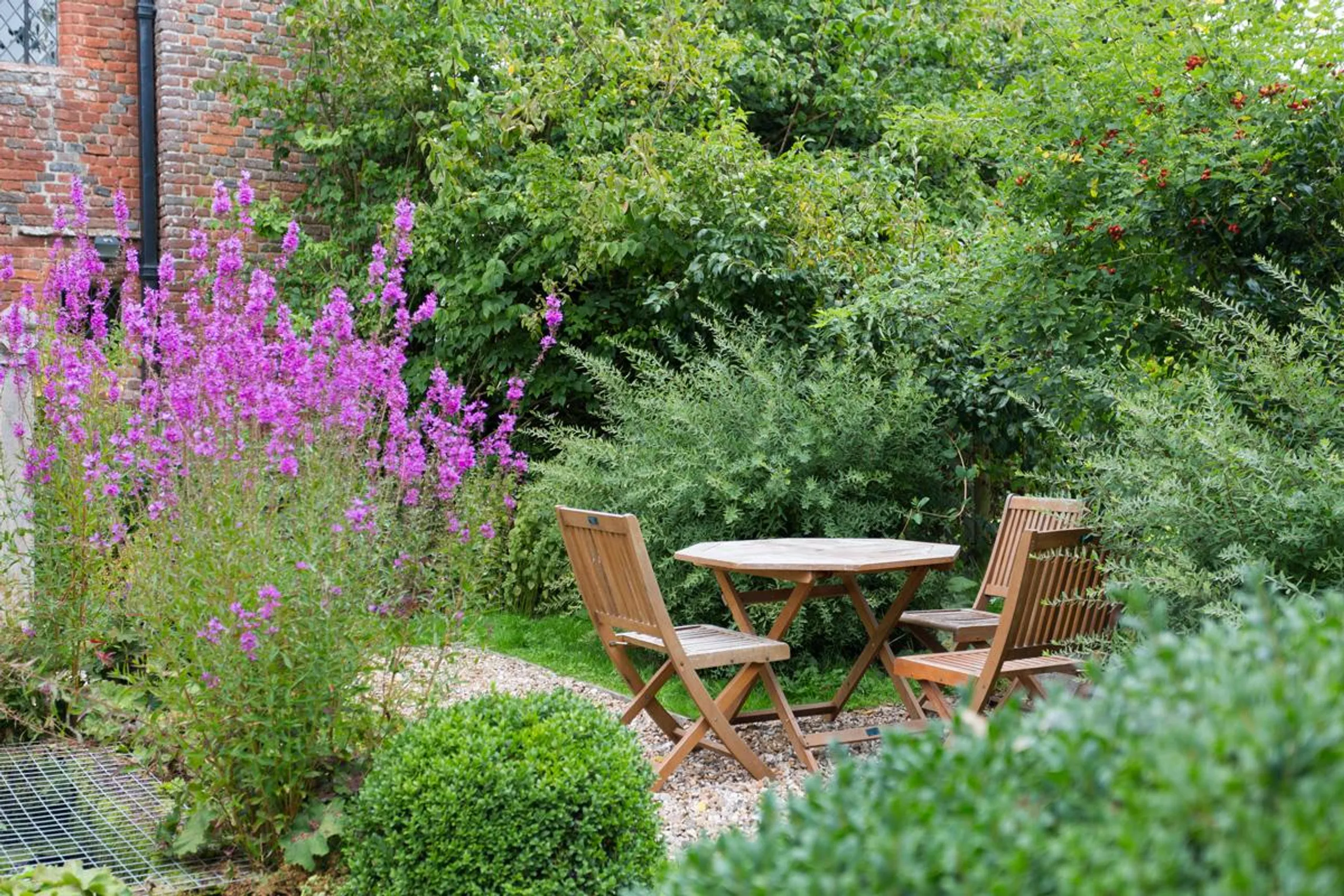Serene Historic Villa with Sun Terraces and Garden Views of Ancient Woodland — photograph 10