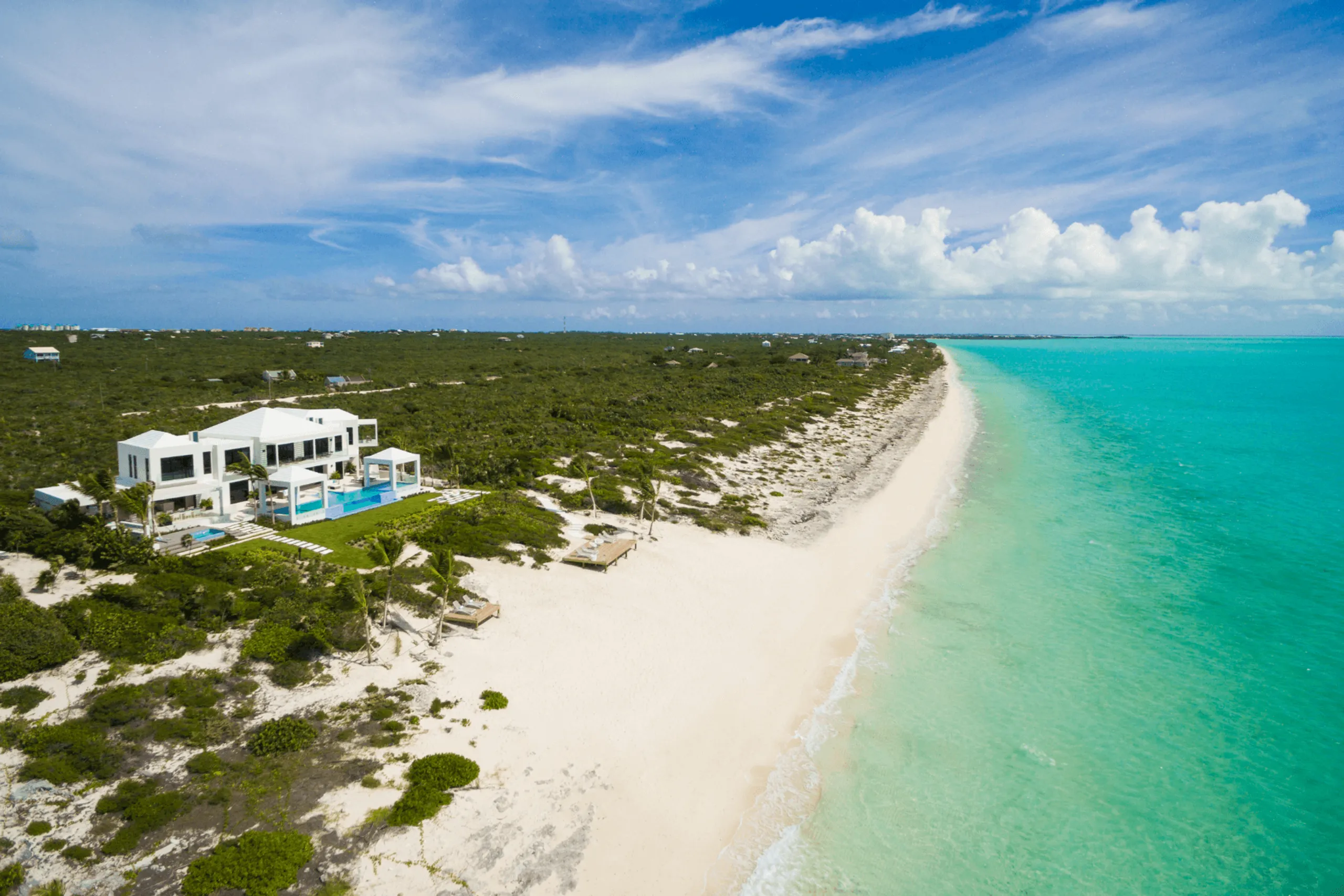 Long Bay Beach Grand Luxe Estate with Infinity Pool and Stunning Ocean Views — photograph 8