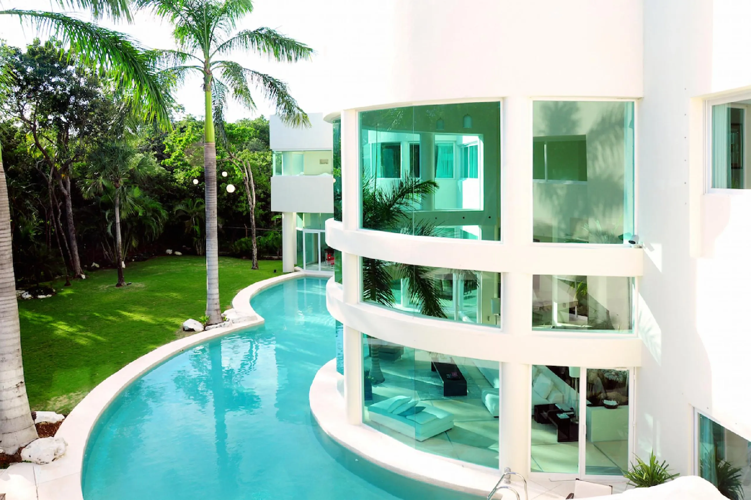 Ultra Modern Architectural Grand Villa with Surrounding Pool — photograph 5