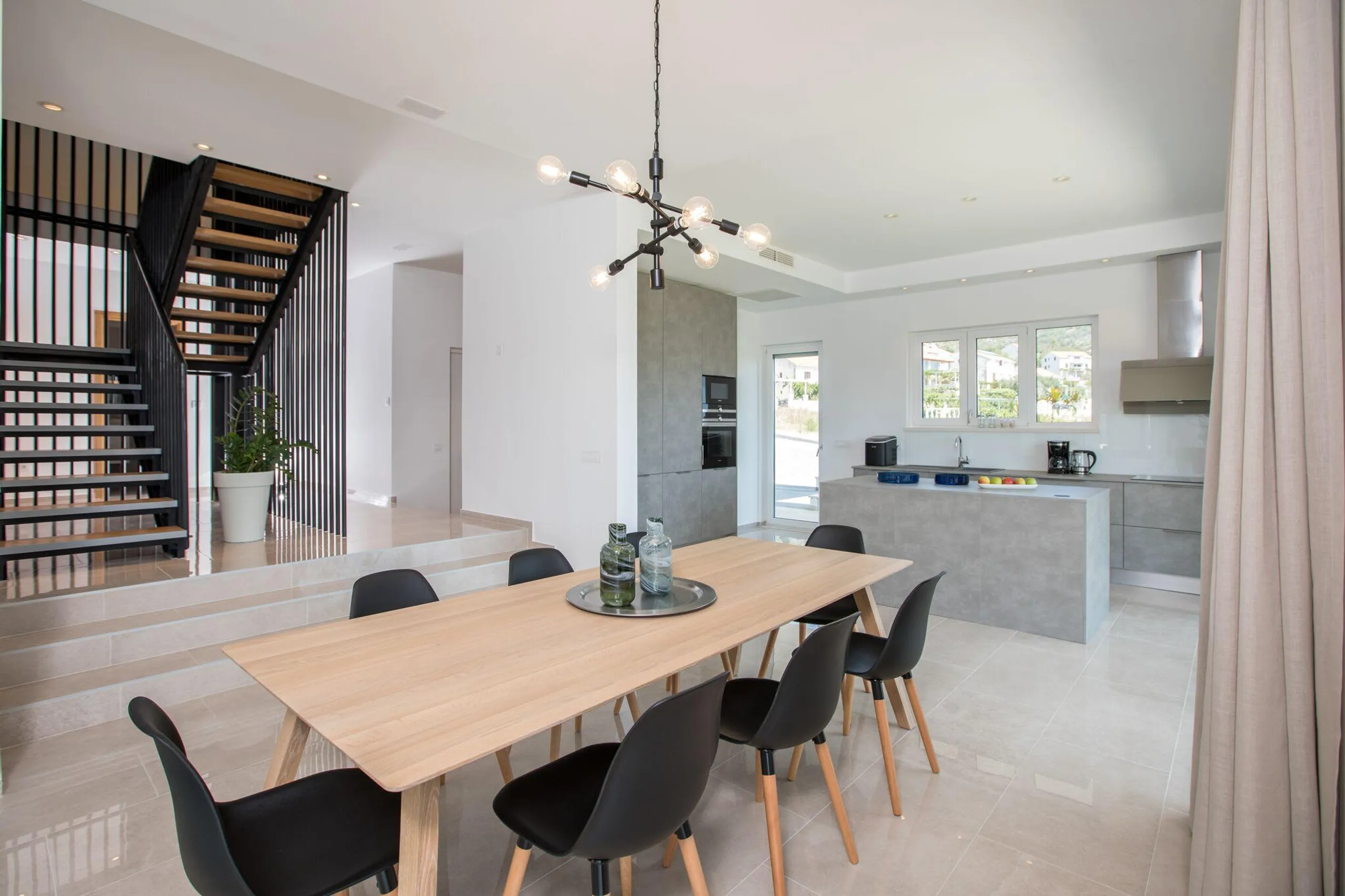 Magnificent Modern Villa with Heated Pool and  Mediterranean Gardens — photograph 12