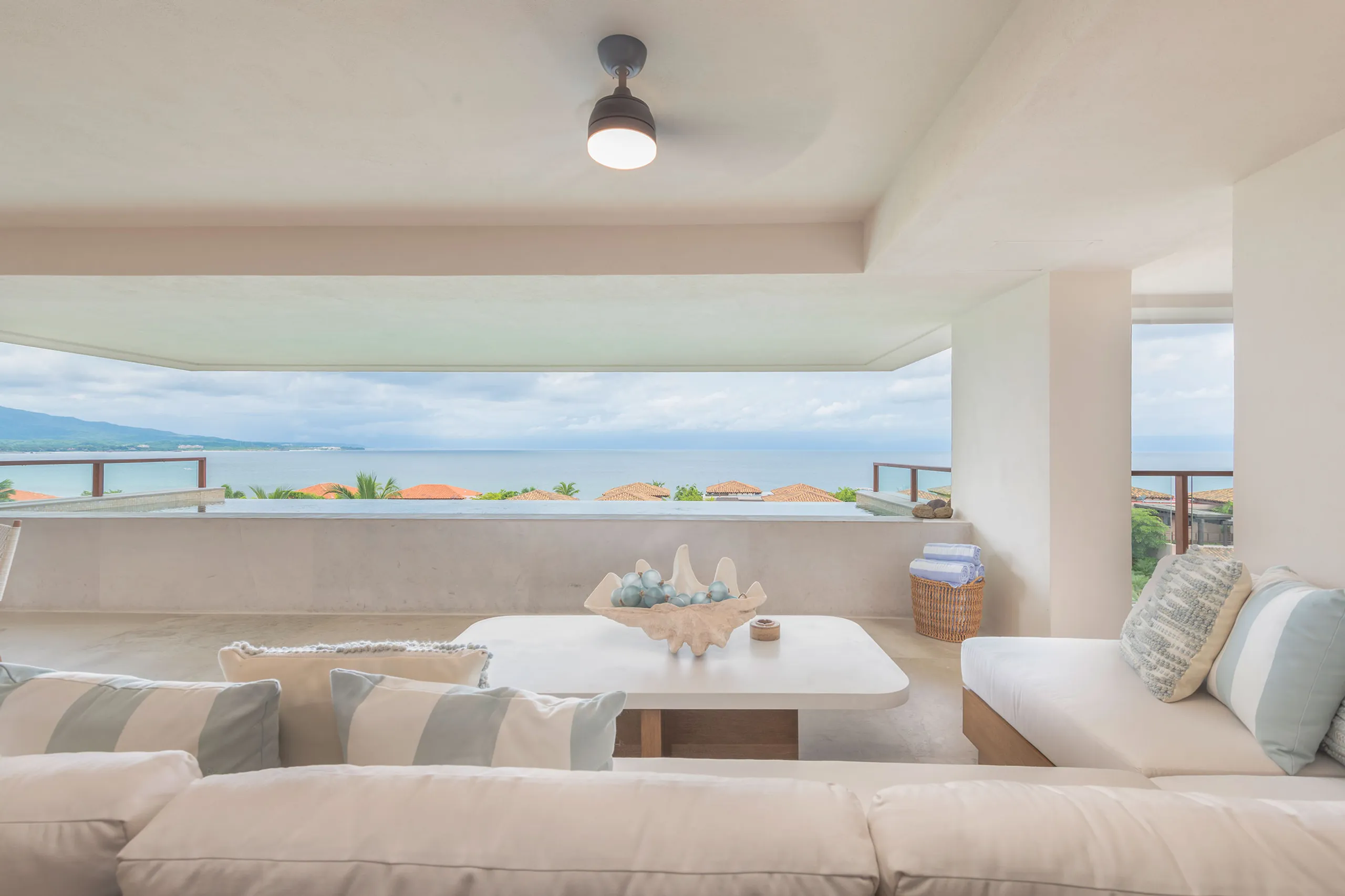 Modern 4-Bedroom Villa with Private Pool and Ocean Views — photograph 3