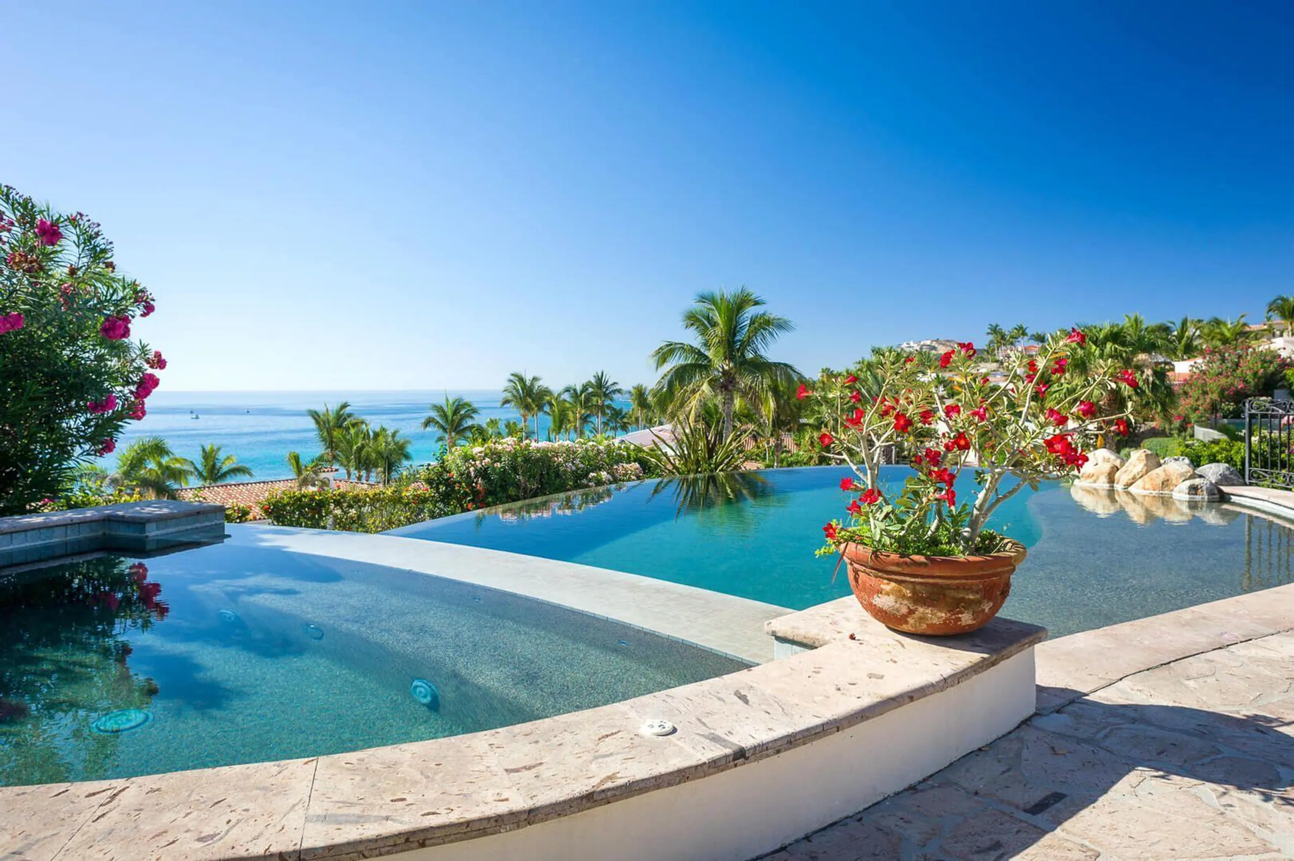 Refined and Upscale Caleta Estate with Infinity Pool and Ocean Views — photograph 3