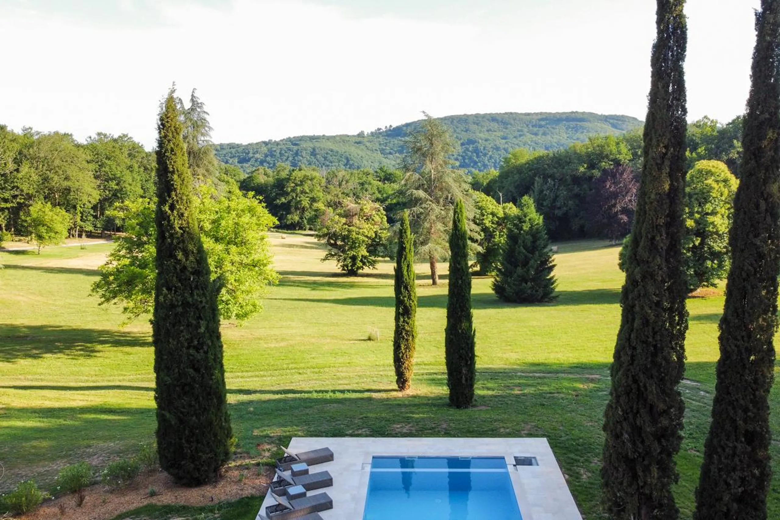 Elegant Historic Villa with Private Pool and Garden Water — photograph 4