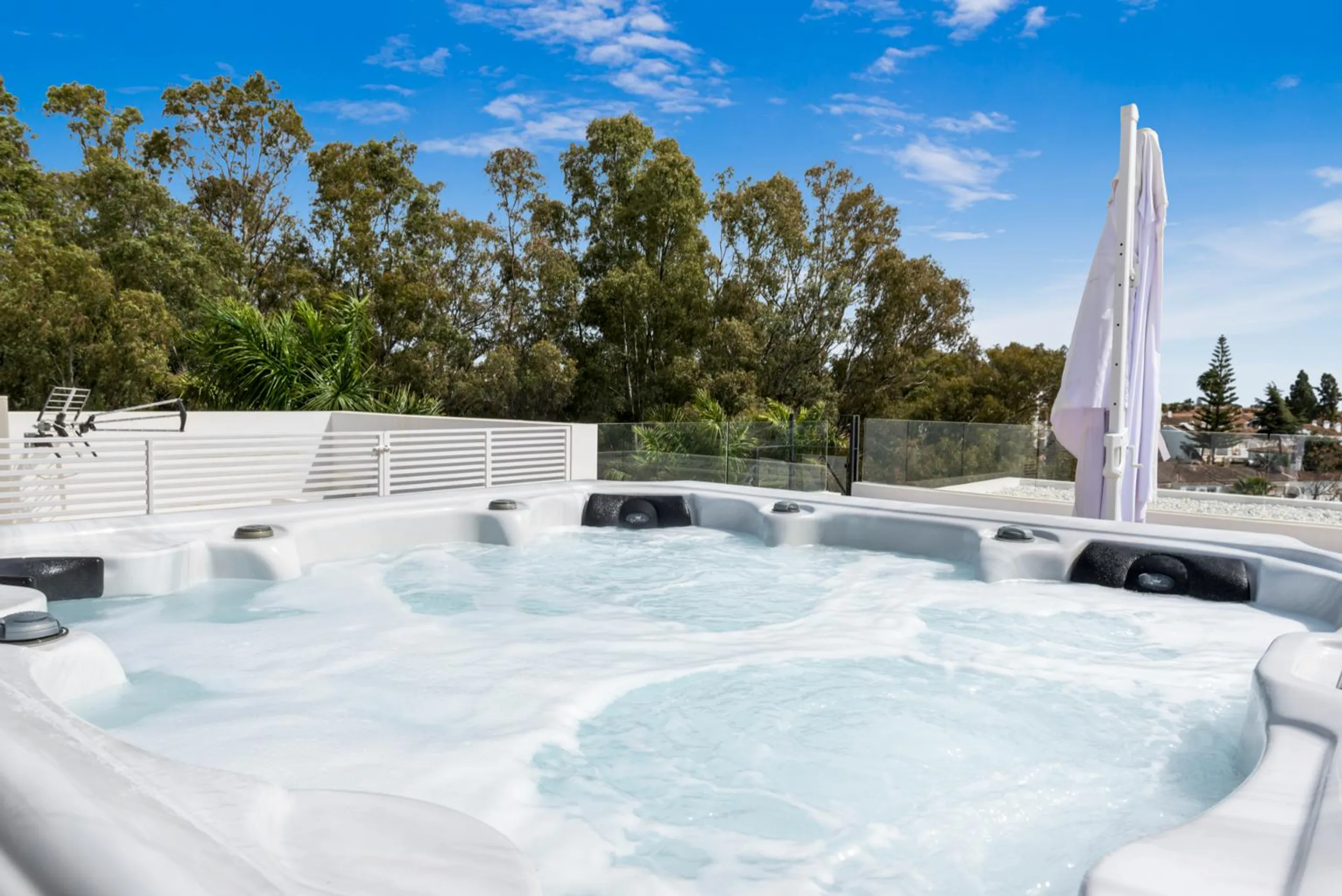 Luxurious Contemporary Marbella Villa with Pool and Garden Views — photograph 10