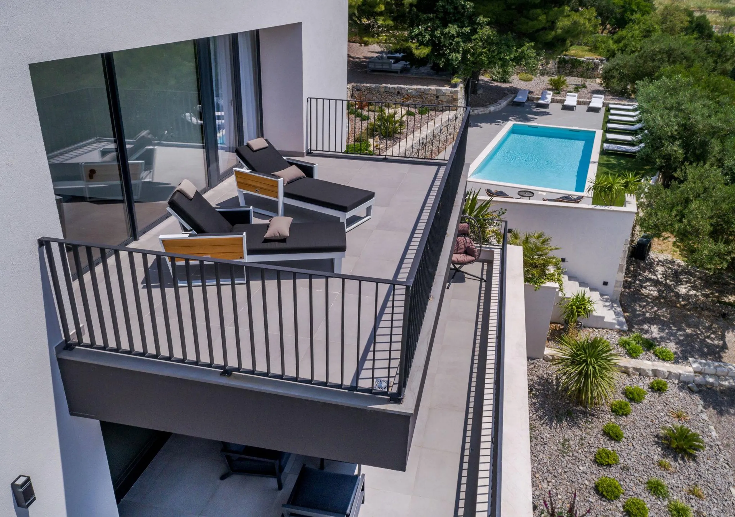 Richly textured Villa with Pool, Sauna, Verdant Garden and Sea Views — photograph 8