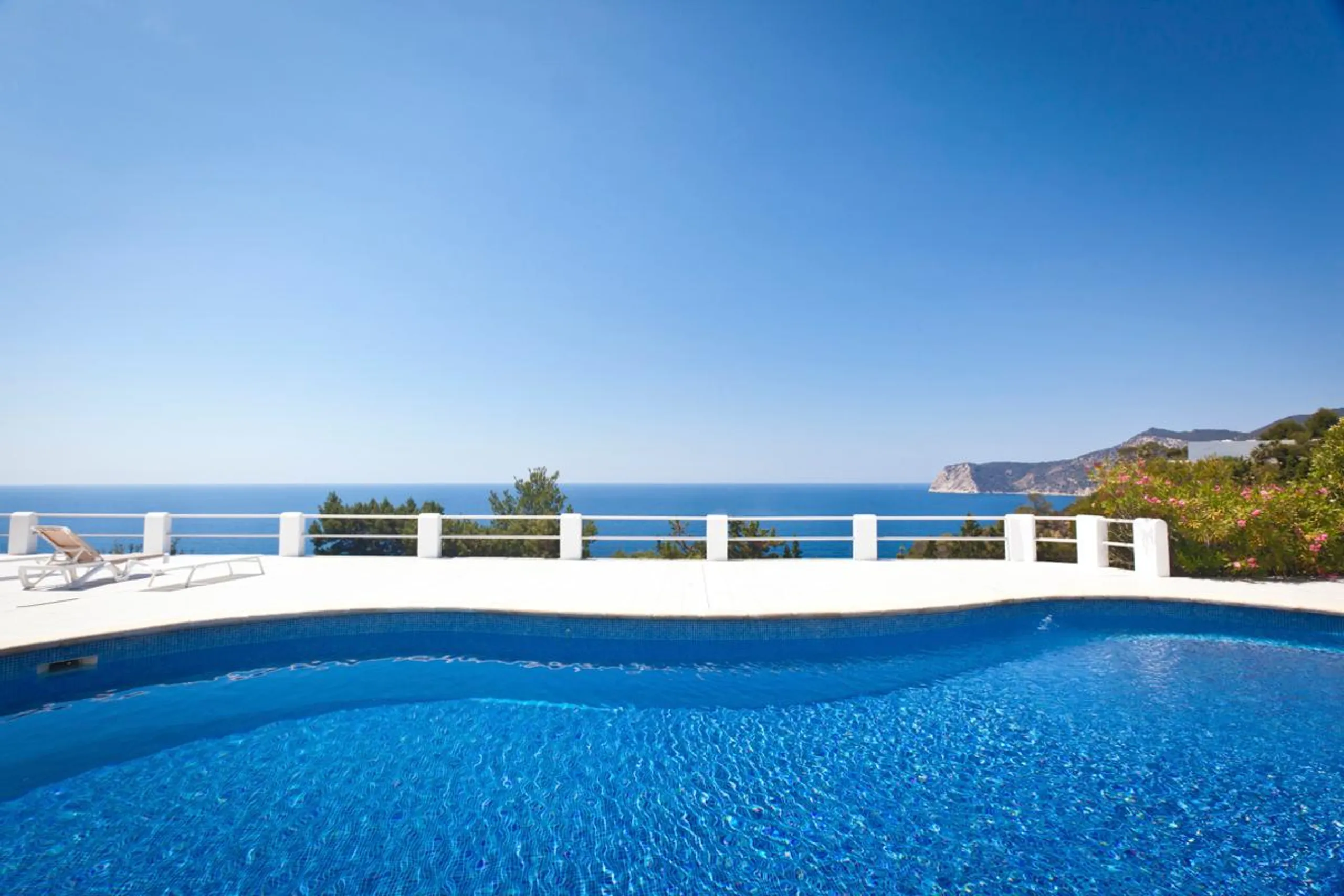 Ornate Contemporary Villa with Private Pool and Blue Sea Views — photograph 4