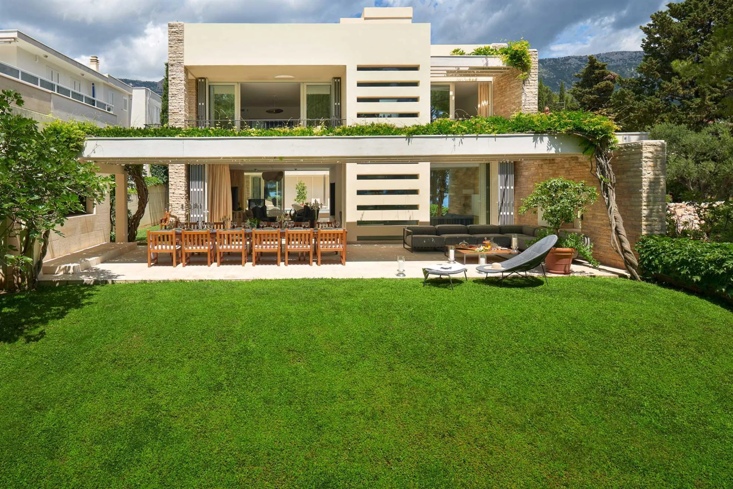 Breathtaking 6 Bedroom Villa with Private Pool and Lush Surroundings — photograph 4