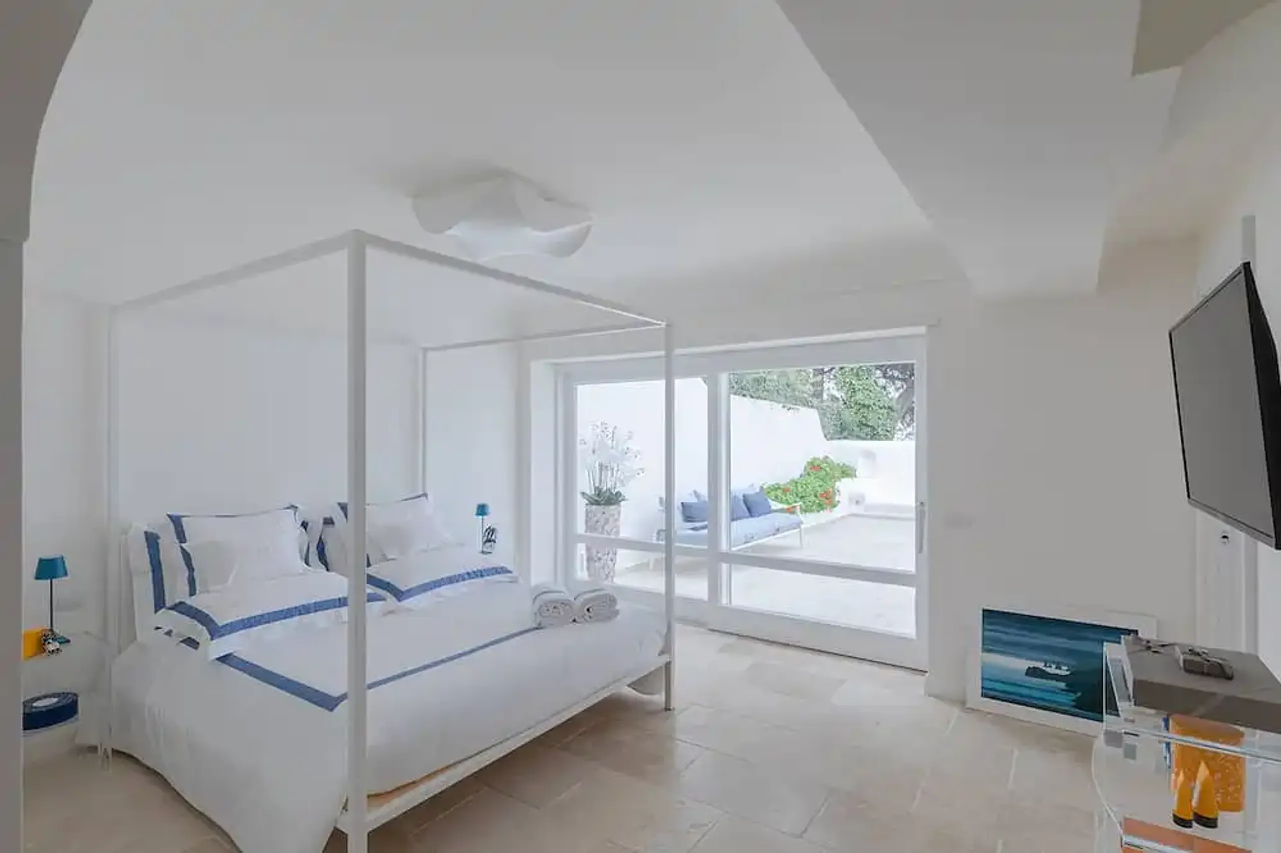 Luxurious Getaway in Anacapri with Private Pool and Magnificent Sea View — photograph 12