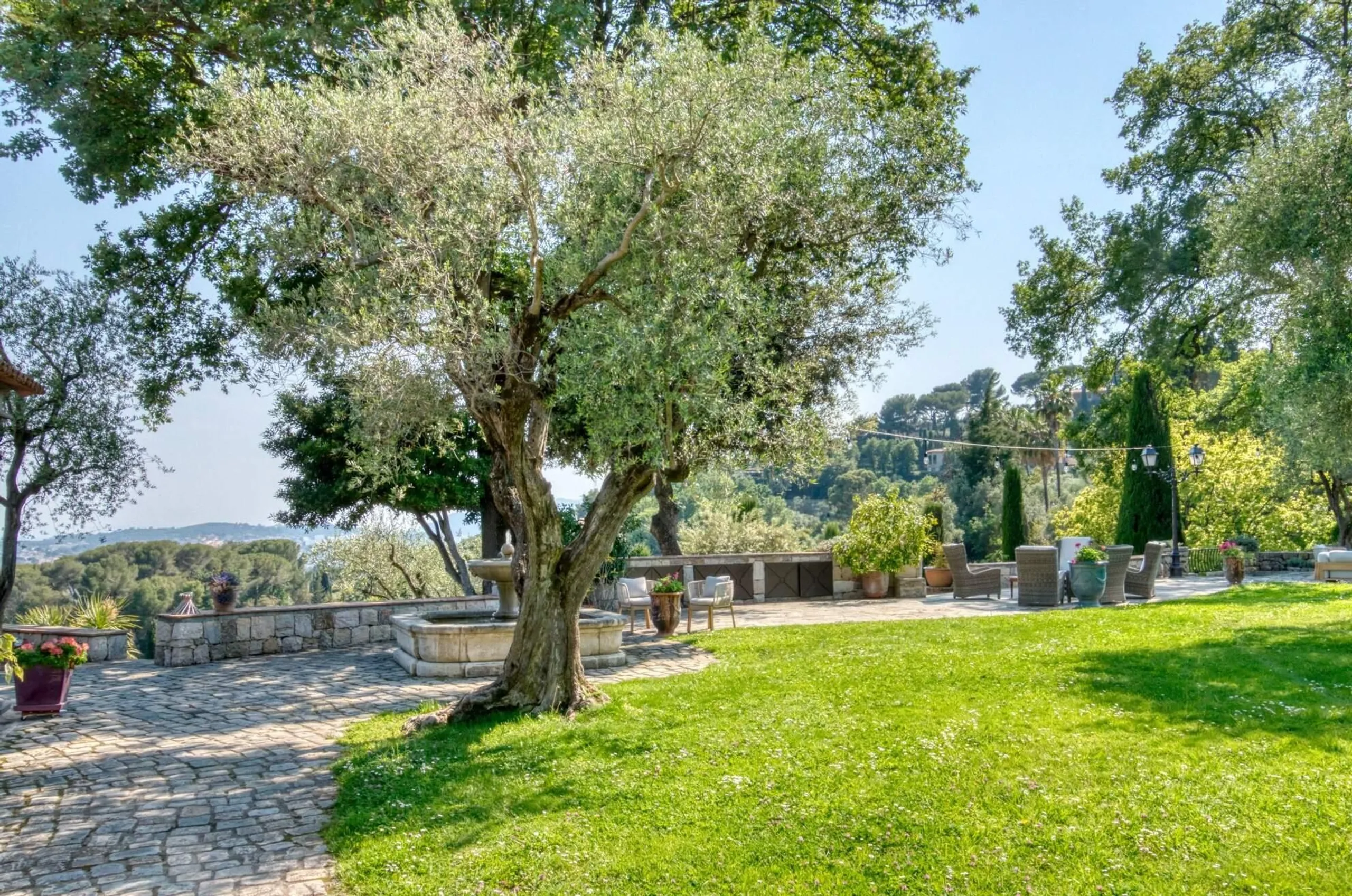 Resplendent Villa with Outdoor Swimming Pool and Meticulously Landscaped Garden — photograph 4