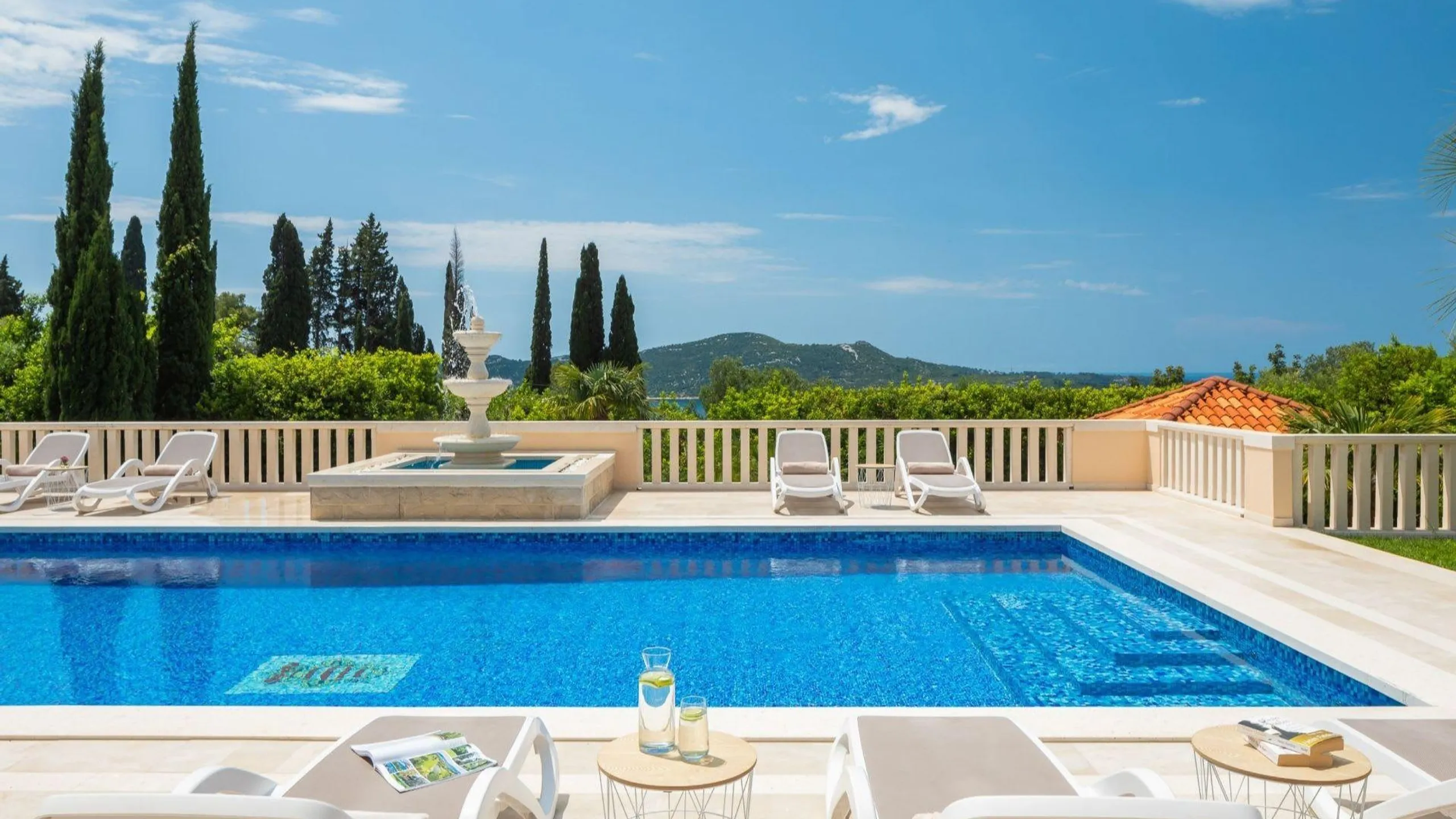Captivating Coastal Villa with Invigorating Pool — photograph 11