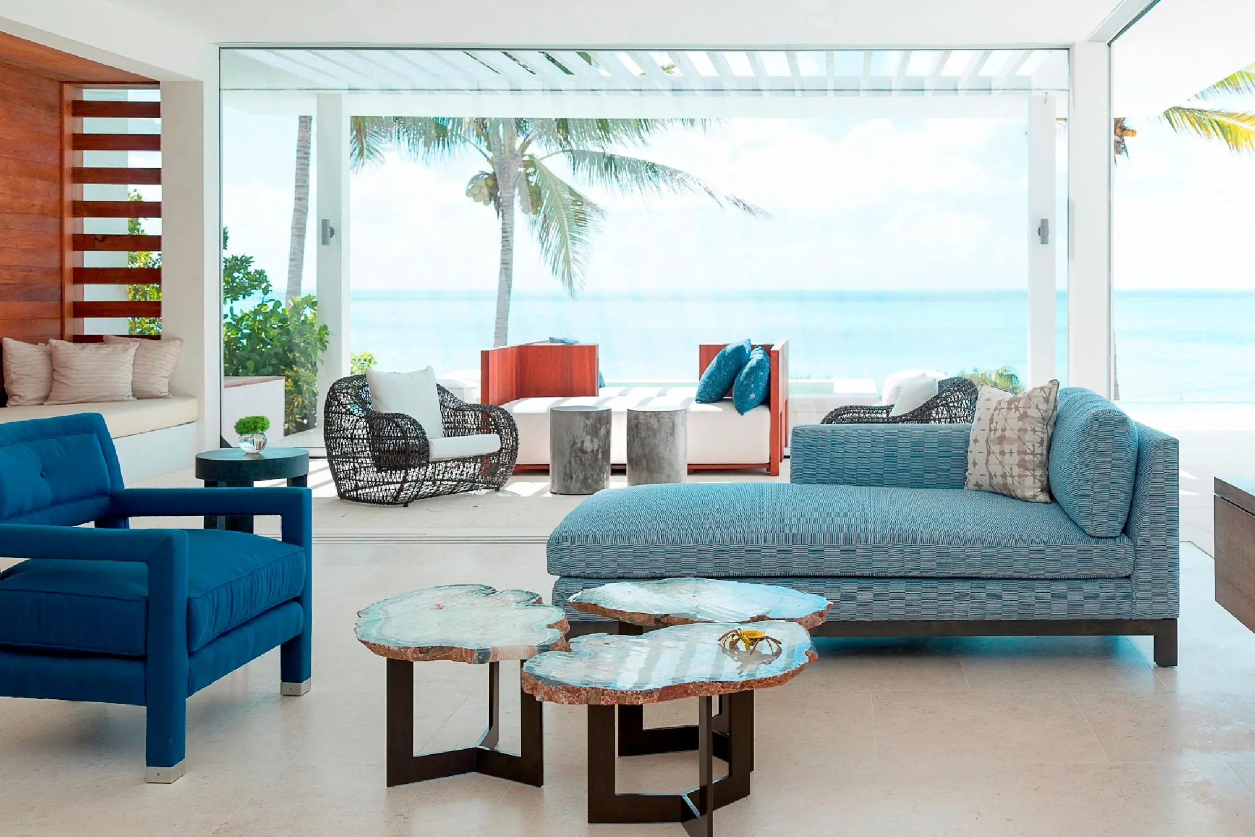 Elegant Modern Beachfront Estate with Multiple Pools and Oceans Views — photograph 11