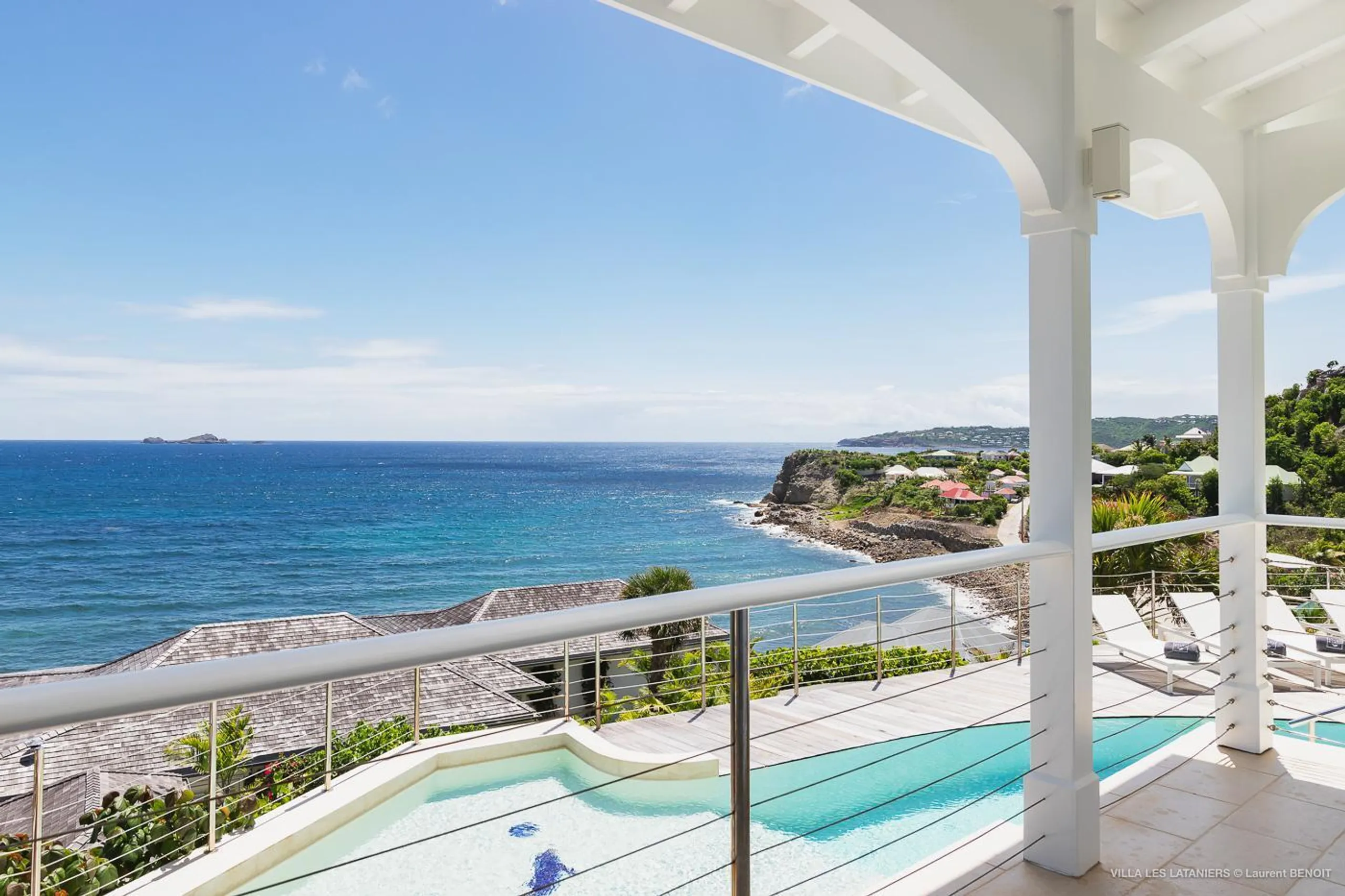 Opulent Oceanside Estate with Private Pool and Jacuzzi — photograph 2