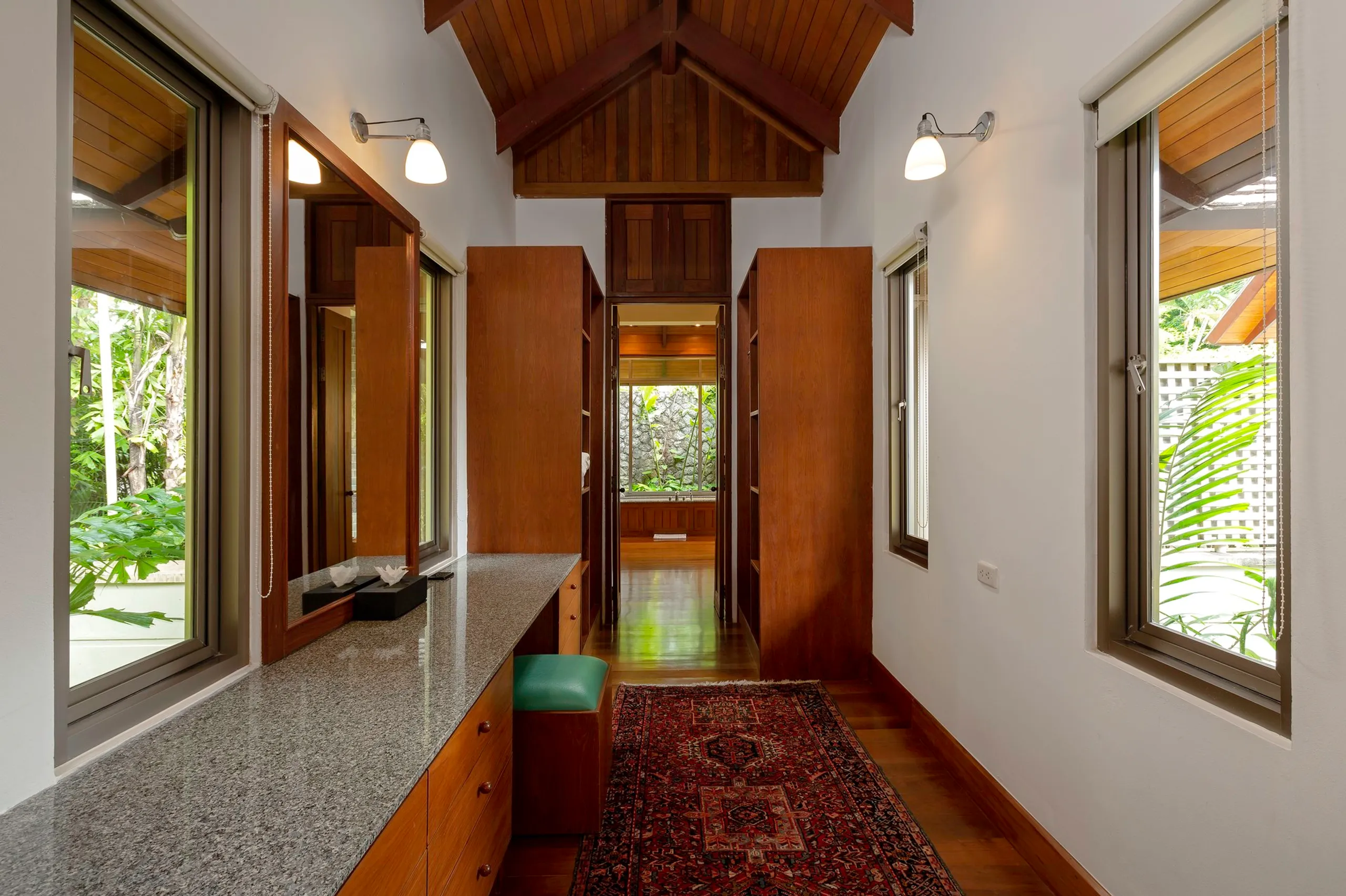 Exquisite Phuket Villa with Invigorating Pool — photograph 9