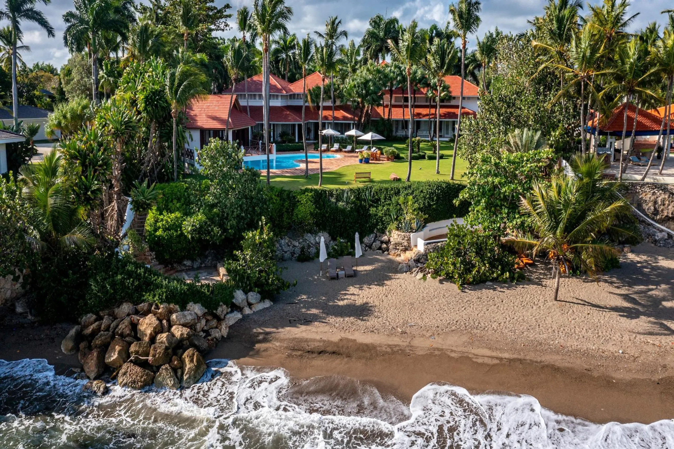 Breathtaking Beachfront Villa with Private Pool, Beach and Sea Views, La Romana