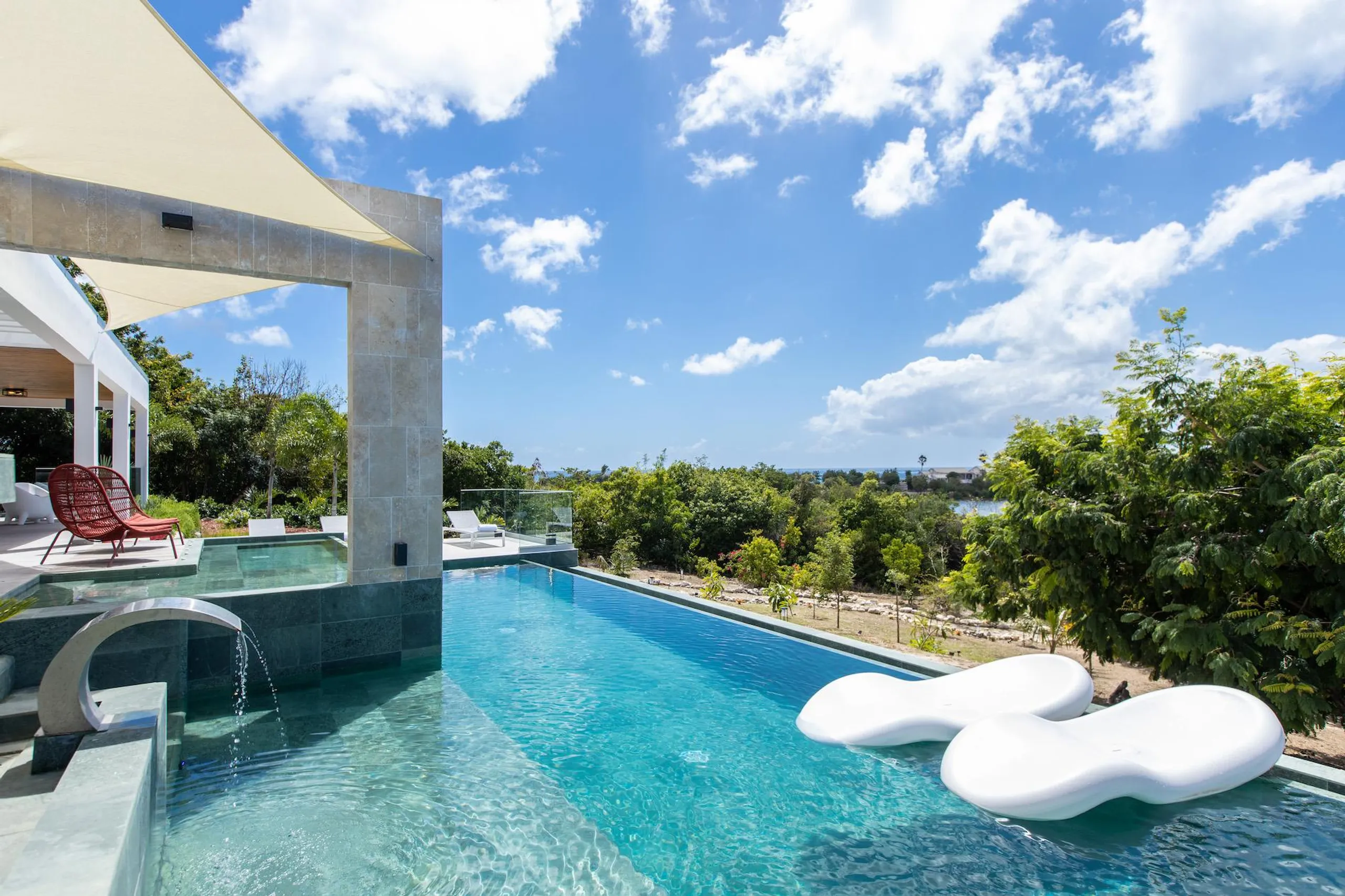 Impeccably Designed Villa with Private Pool, Immersive Living Space, and Stunning Views — photograph 3