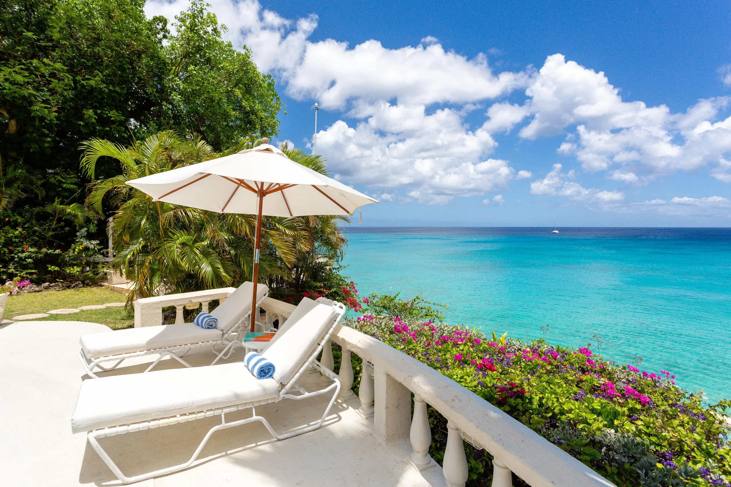 Barbados Magnificient Beachfront Villa with Calming Sea Views — photograph 4
