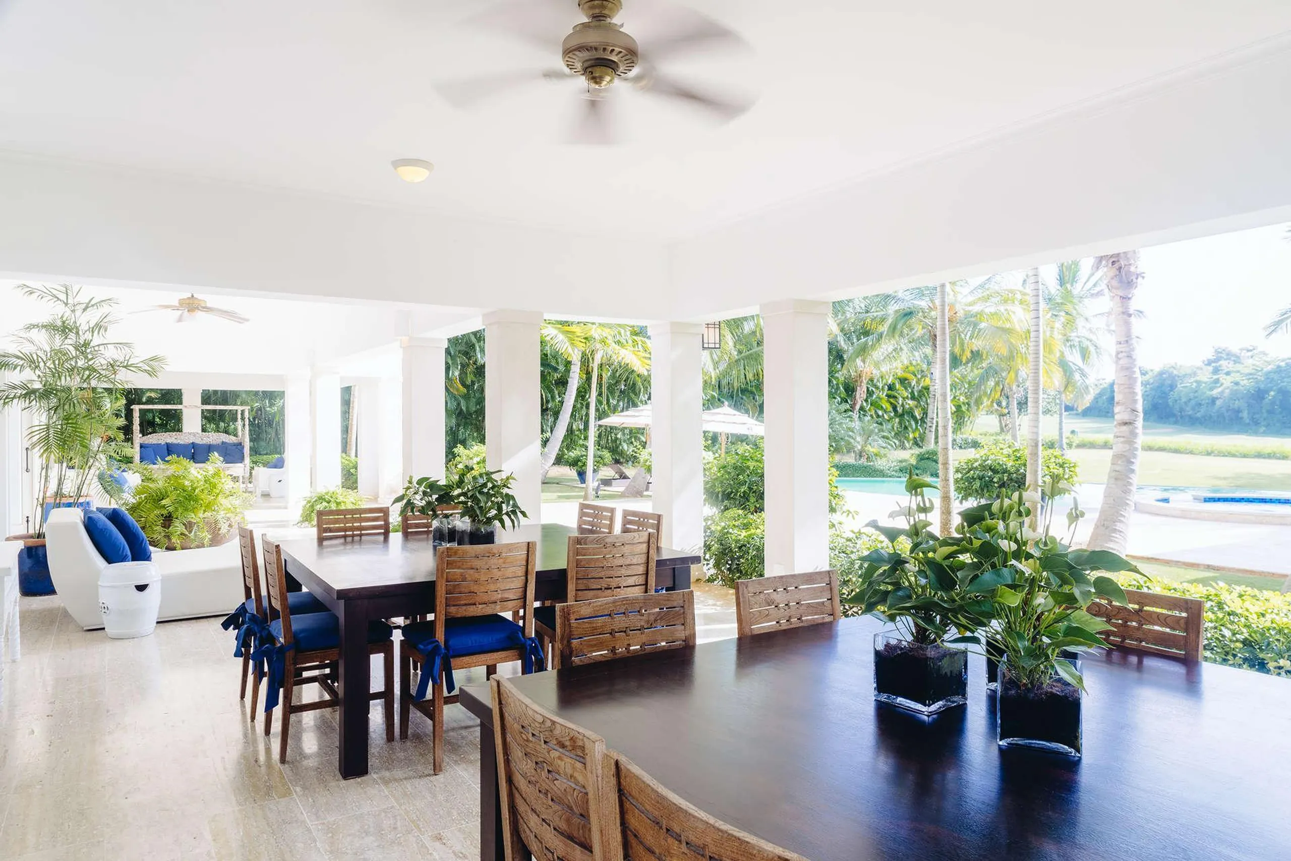 Elegant Two-Story Villa with Private Pool and Golf Course Views — photograph 2