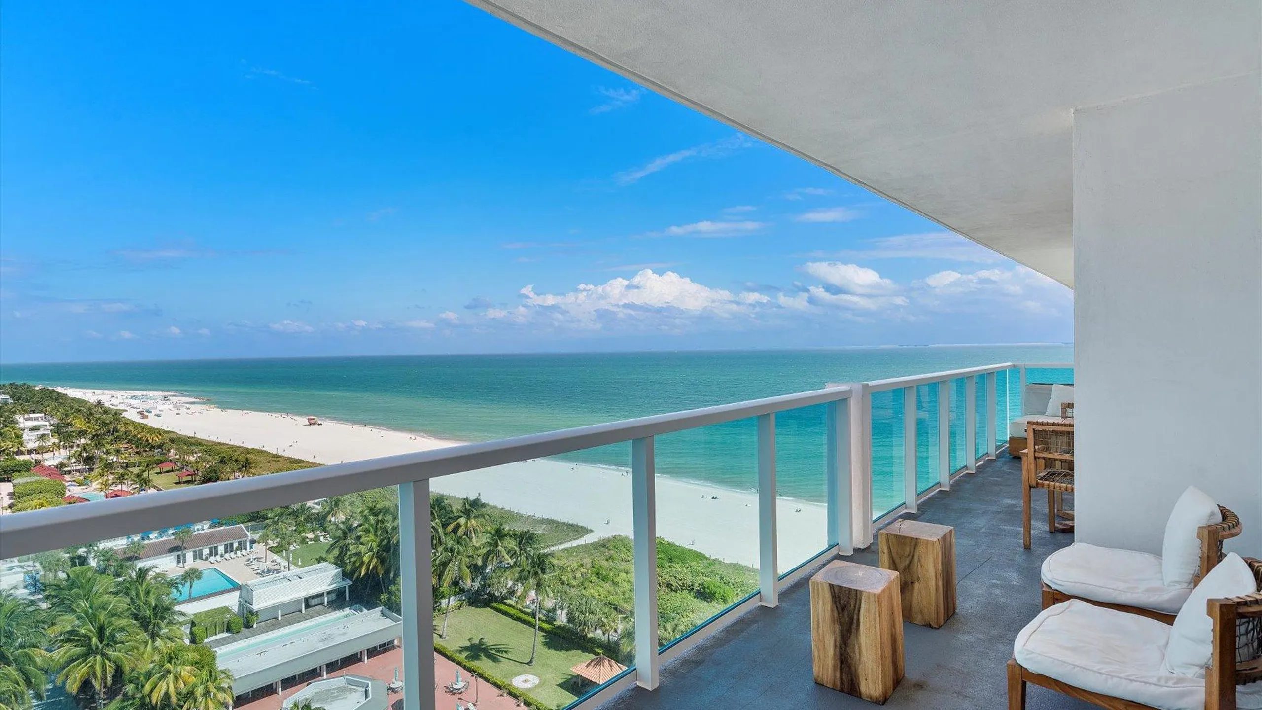 Superb Oceanside Retreat with Stunning Views — photograph 3