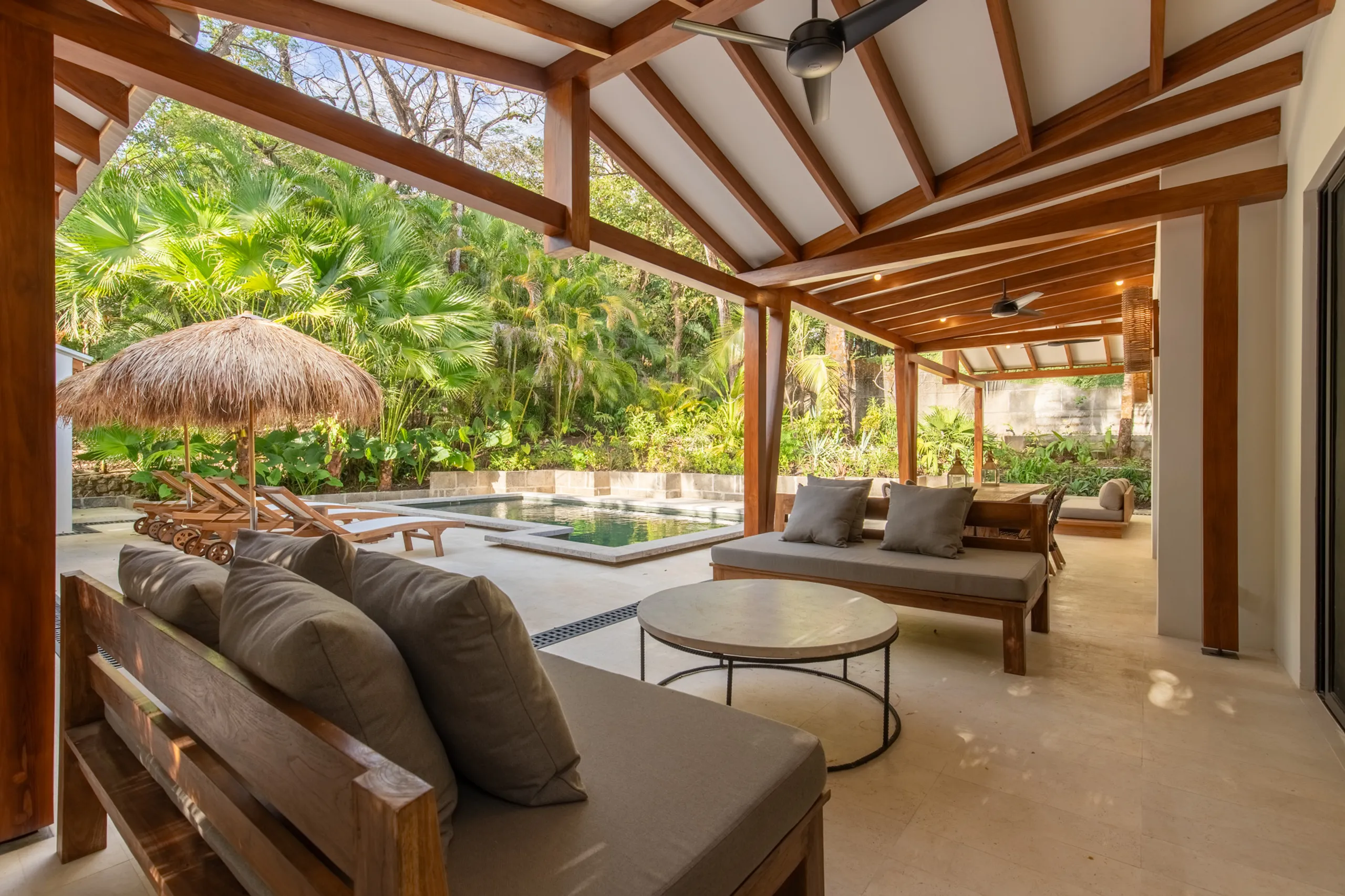 Modern Bali-Inspired Villa with Private Pool & Lush Privacy — photograph 4