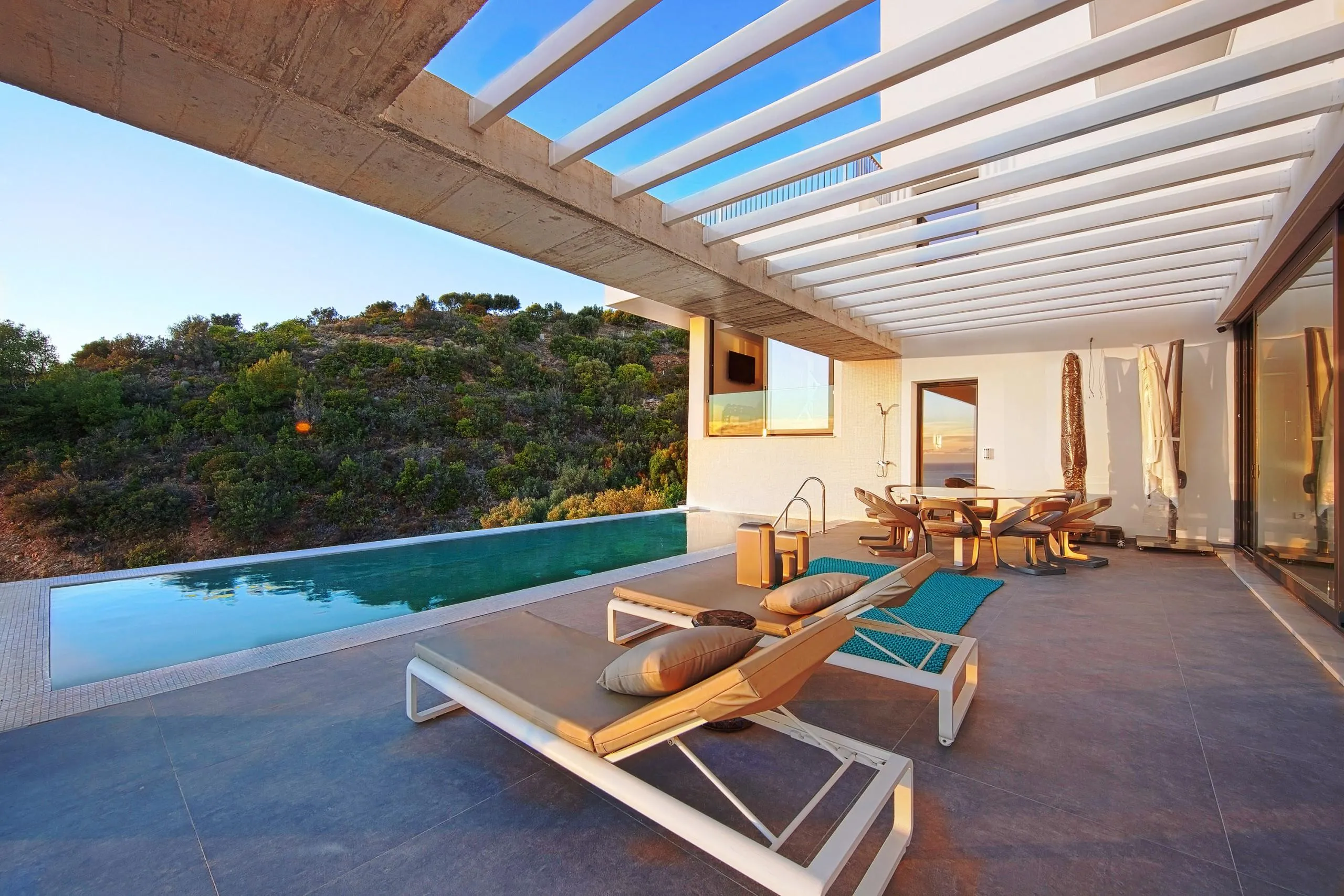 Breathtaking Panoramic View Pool Compound with Infinity Pool — photograph 4