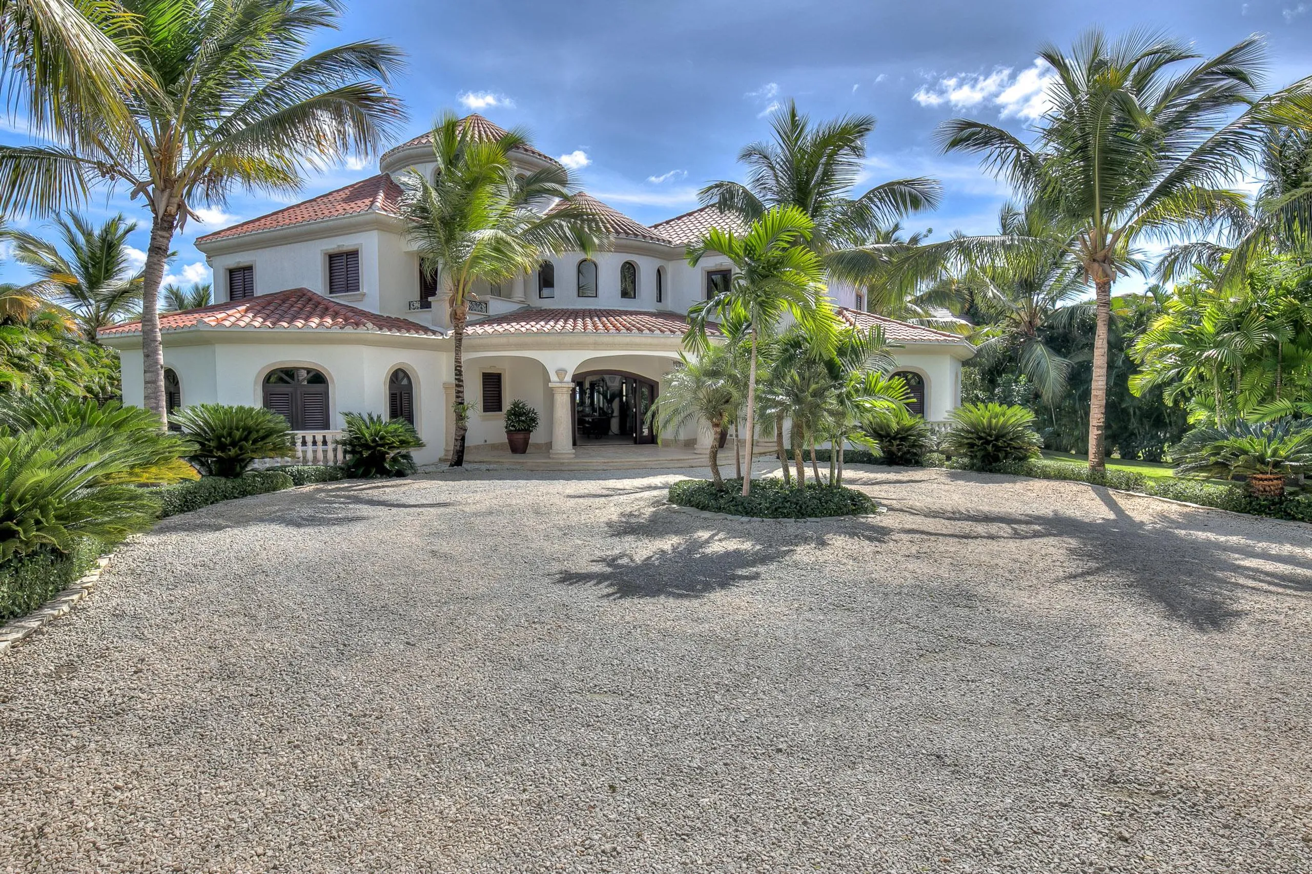 Classic Spanish Colonial Style with Private Pool and Golf Views — photograph 5