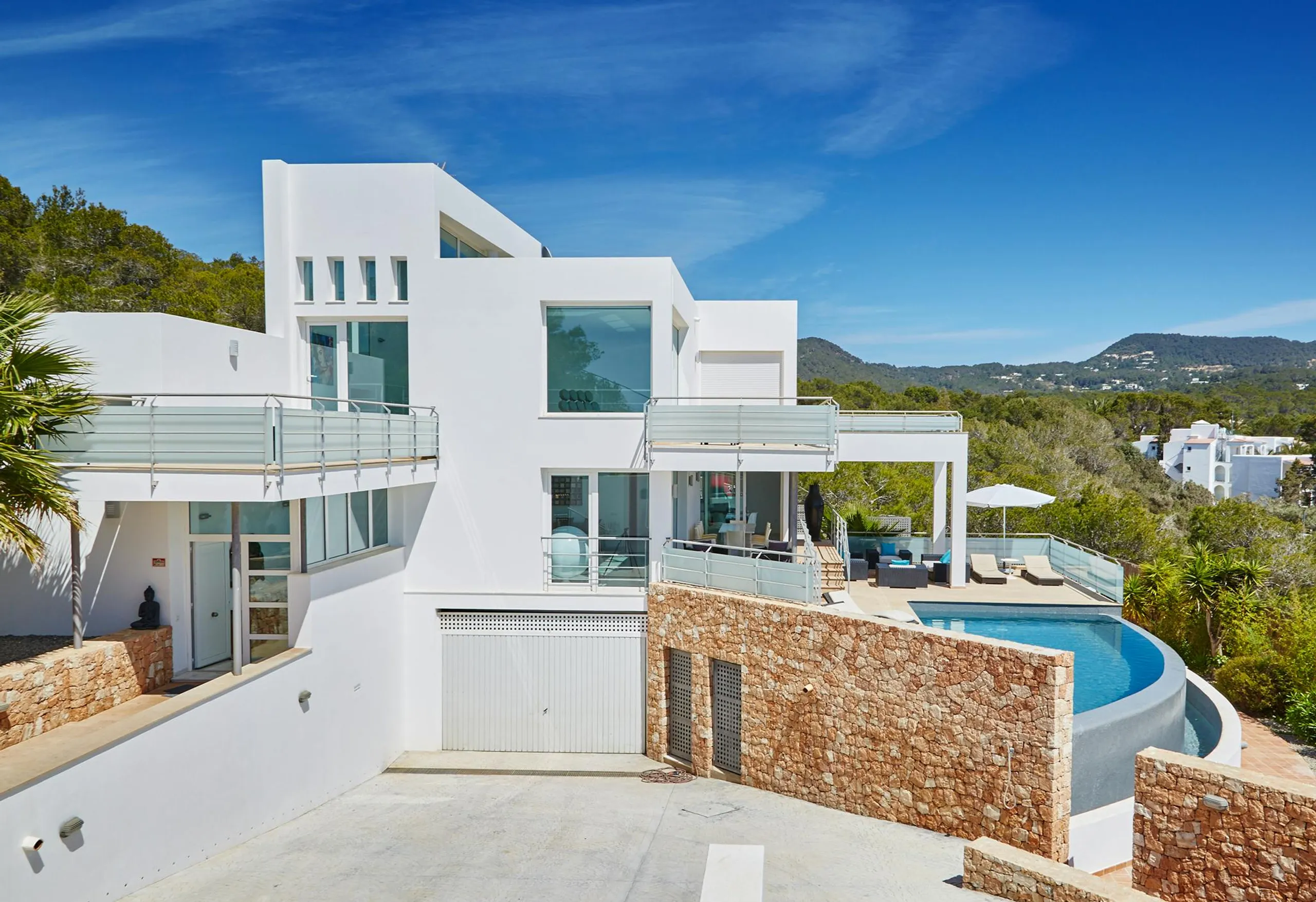 Shimmering Seaside Villa in Ibiza with Private Pool and Walks to Beach — photograph 7