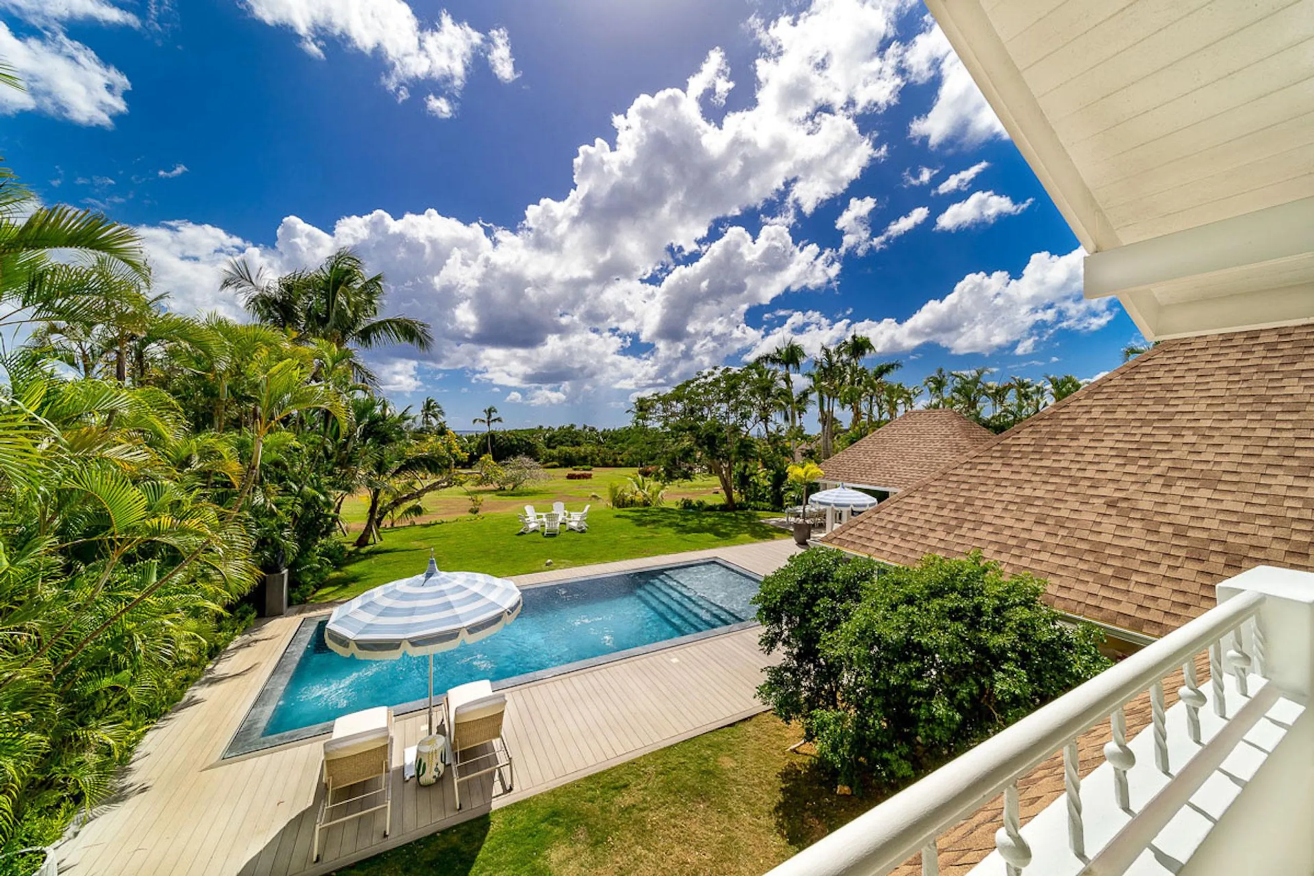 Tranquil Paradise with a Panoramic Mountain View — photograph 9