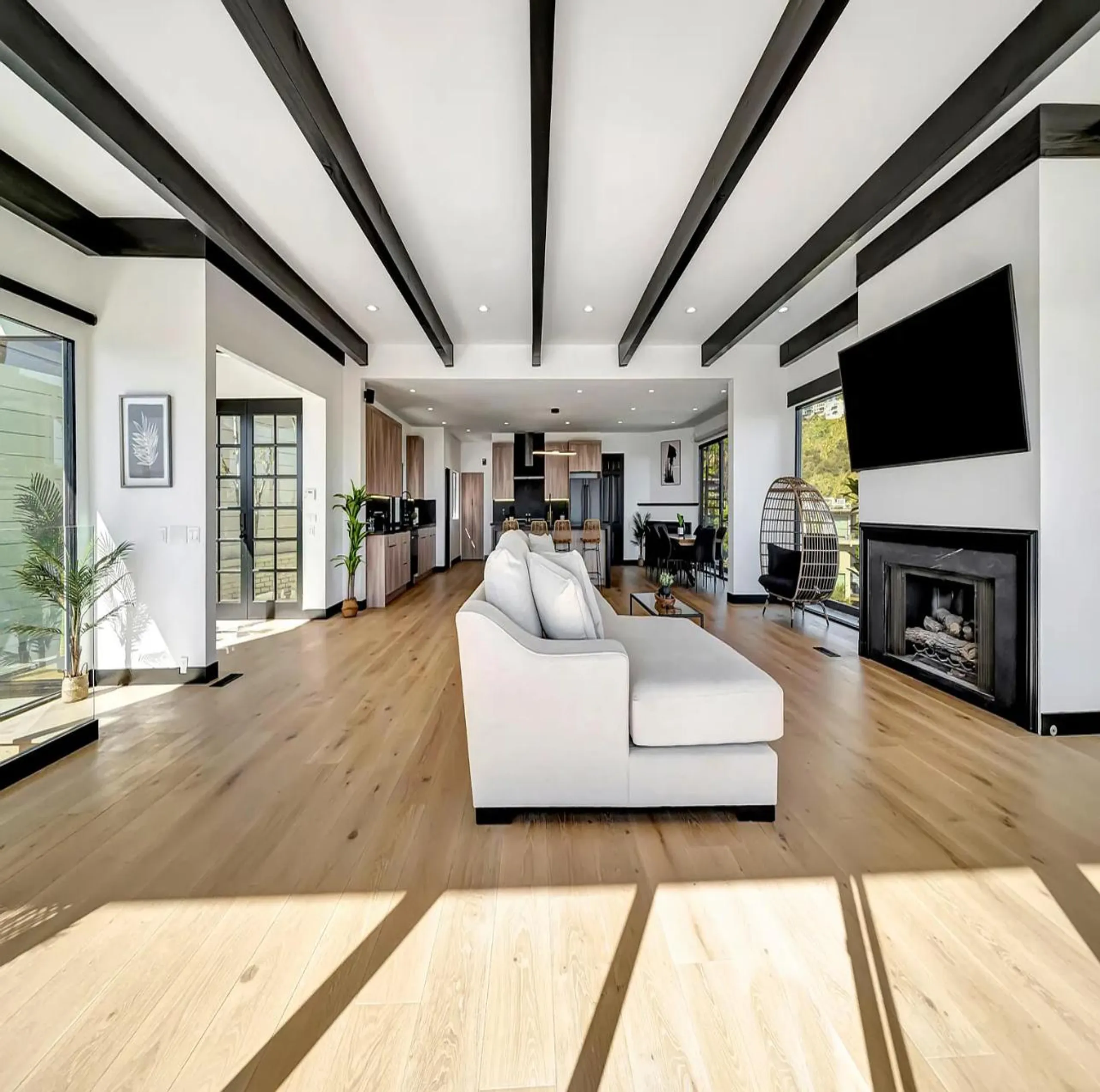 Tranquil Modern Villa Above Sunset Strip with Guest House & Breathtaking Ocean Views — photograph 10
