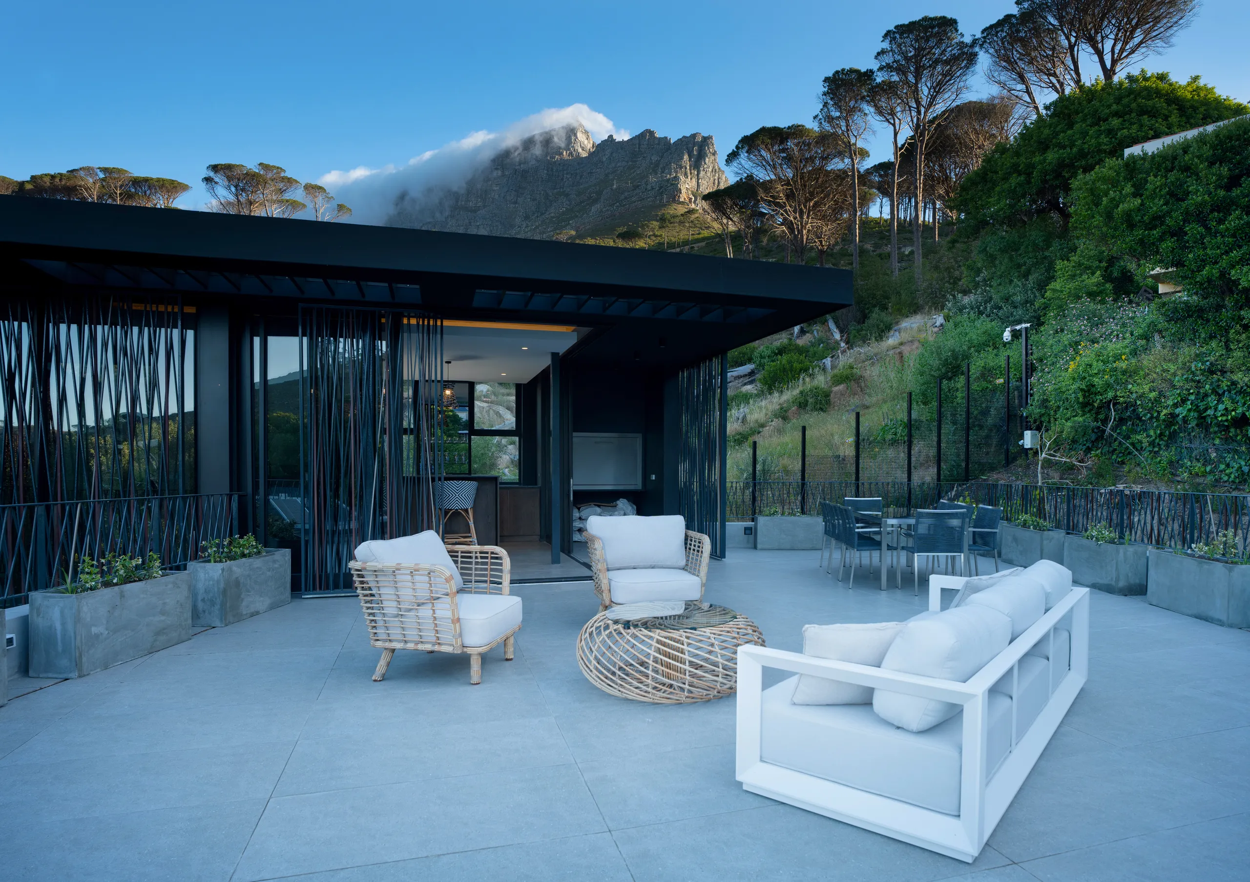 Enchanting Family Villa with Private Pool, Table Mountain and Majestic Lion’s Head Views — photograph 3