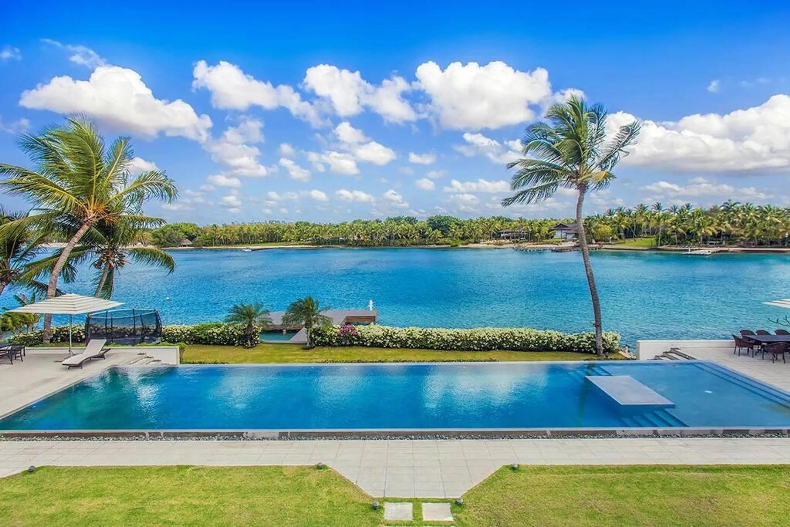High-end Seaside Estate with Infinity Pool and Walks to Beach — photograph 2
