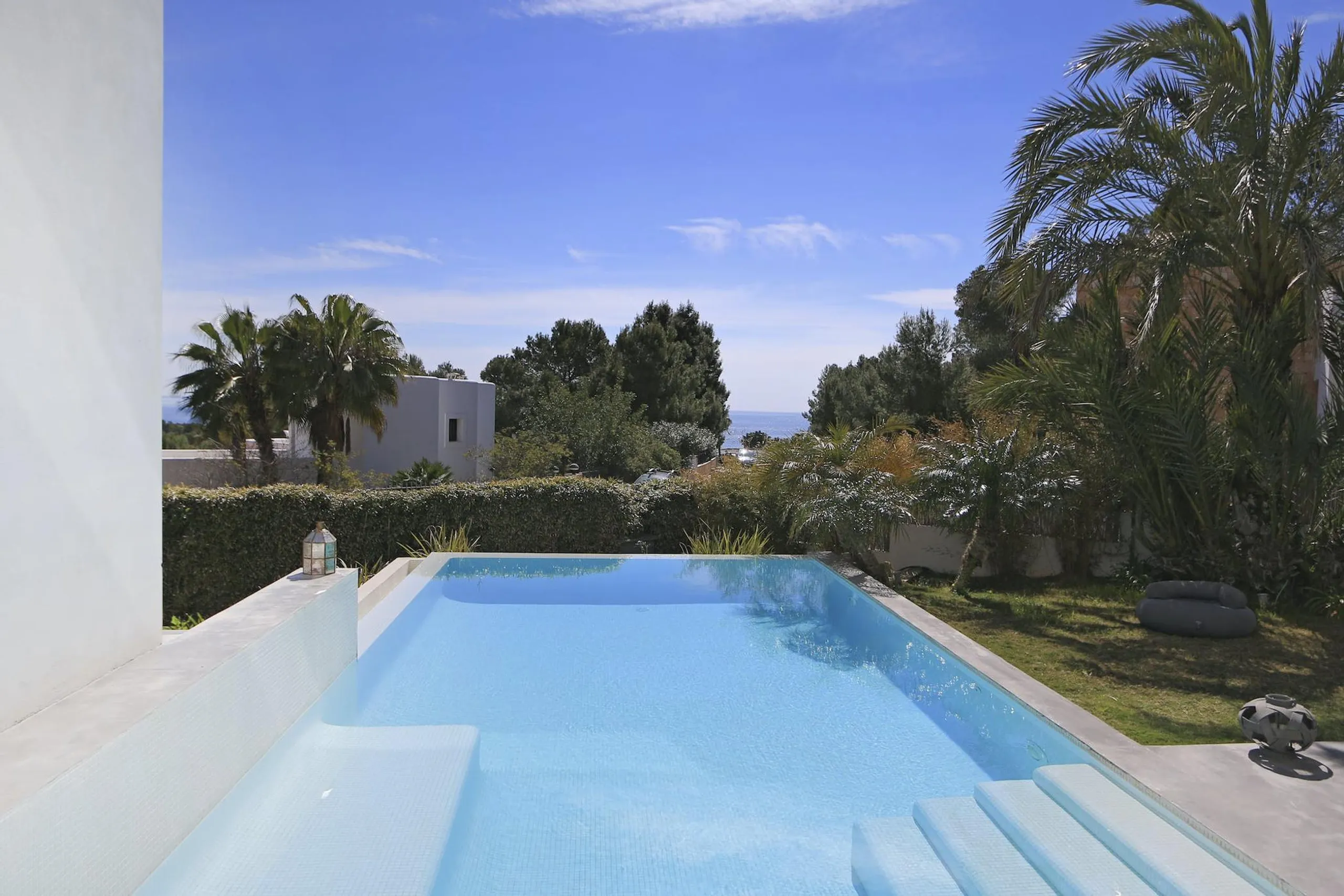 Ibiza Town Luxe Contemporary Estate with Infinity Pool and Incredible Views — photograph 3