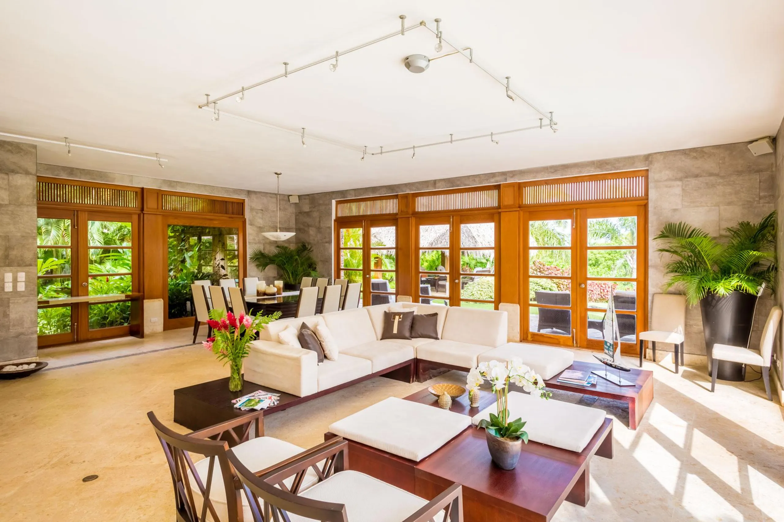 Exquisite Tropical Villa with Infinity Edge Pool and Balinese-Inspired Elements — photograph 5