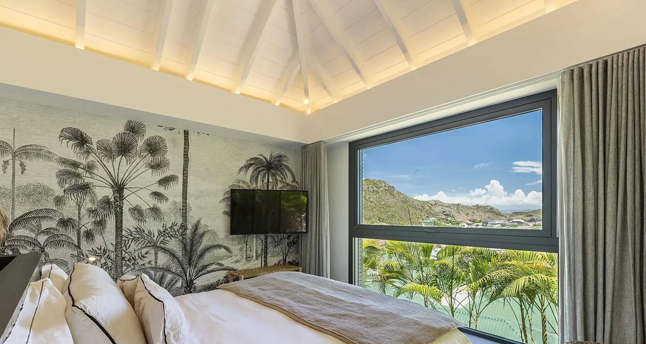 Elegant View Estate with Private Pool and Sweeping Ocean Views — photograph 8