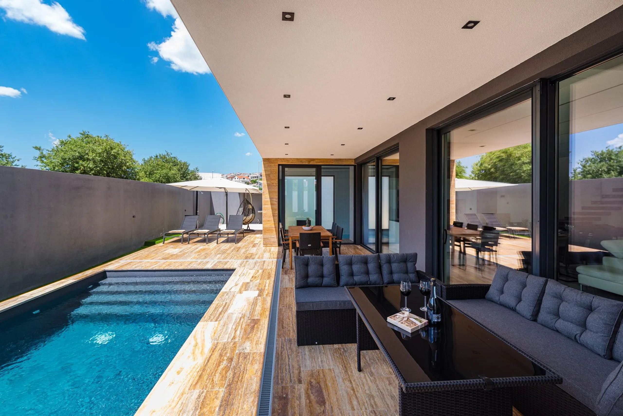Breathtakingly Beautiful Villa with Dual Pools and Spectacular Views — photograph 7